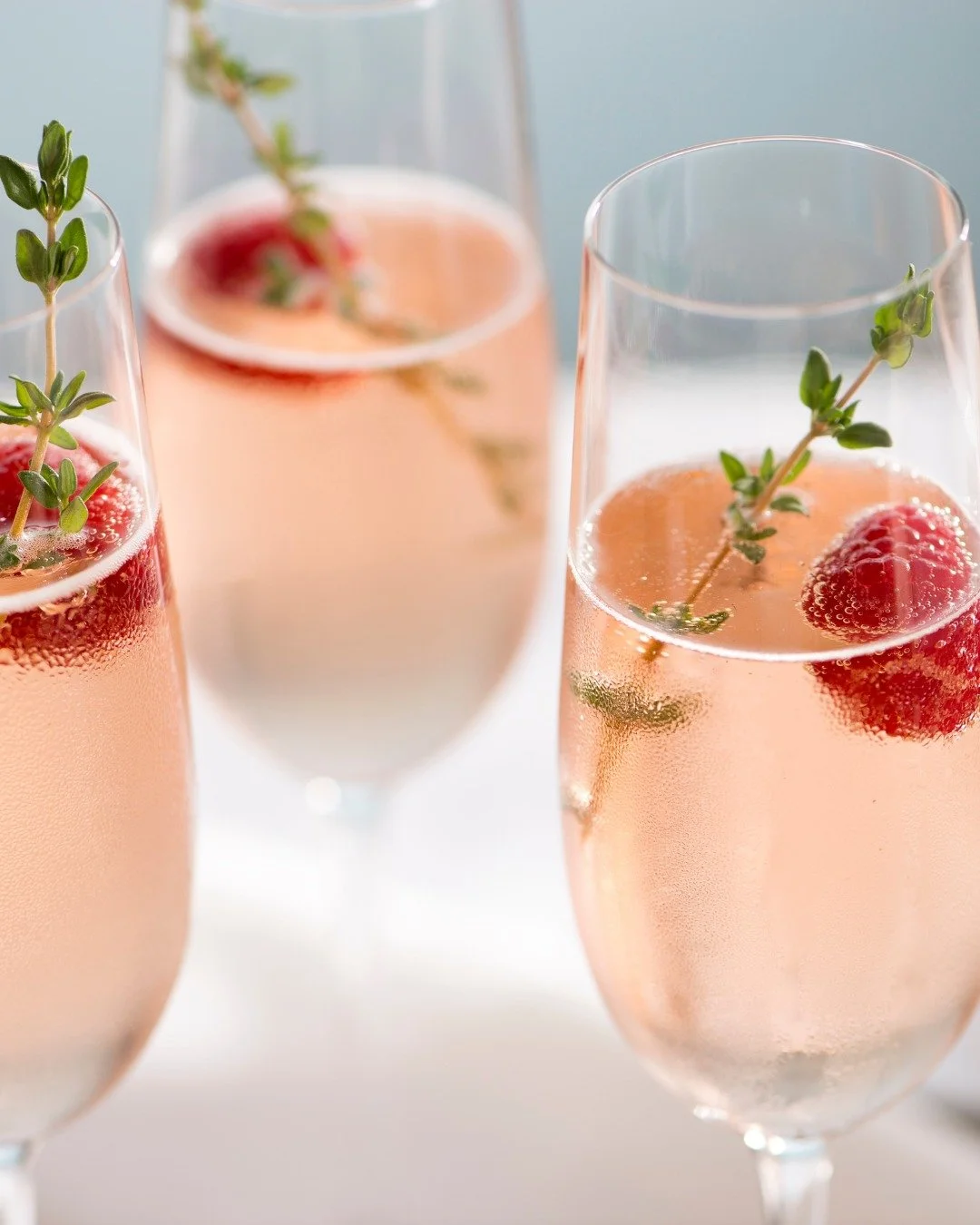 December has arrived, and we&rsquo;re raising a glass to the magic of the season 🥂❄️ Whether it&rsquo;s weddings, parties, or just a cozy night in, the perfect sip makes it unforgettable!

#sippingprettykc #mobilebar #seasonalsips #kccorporateevents