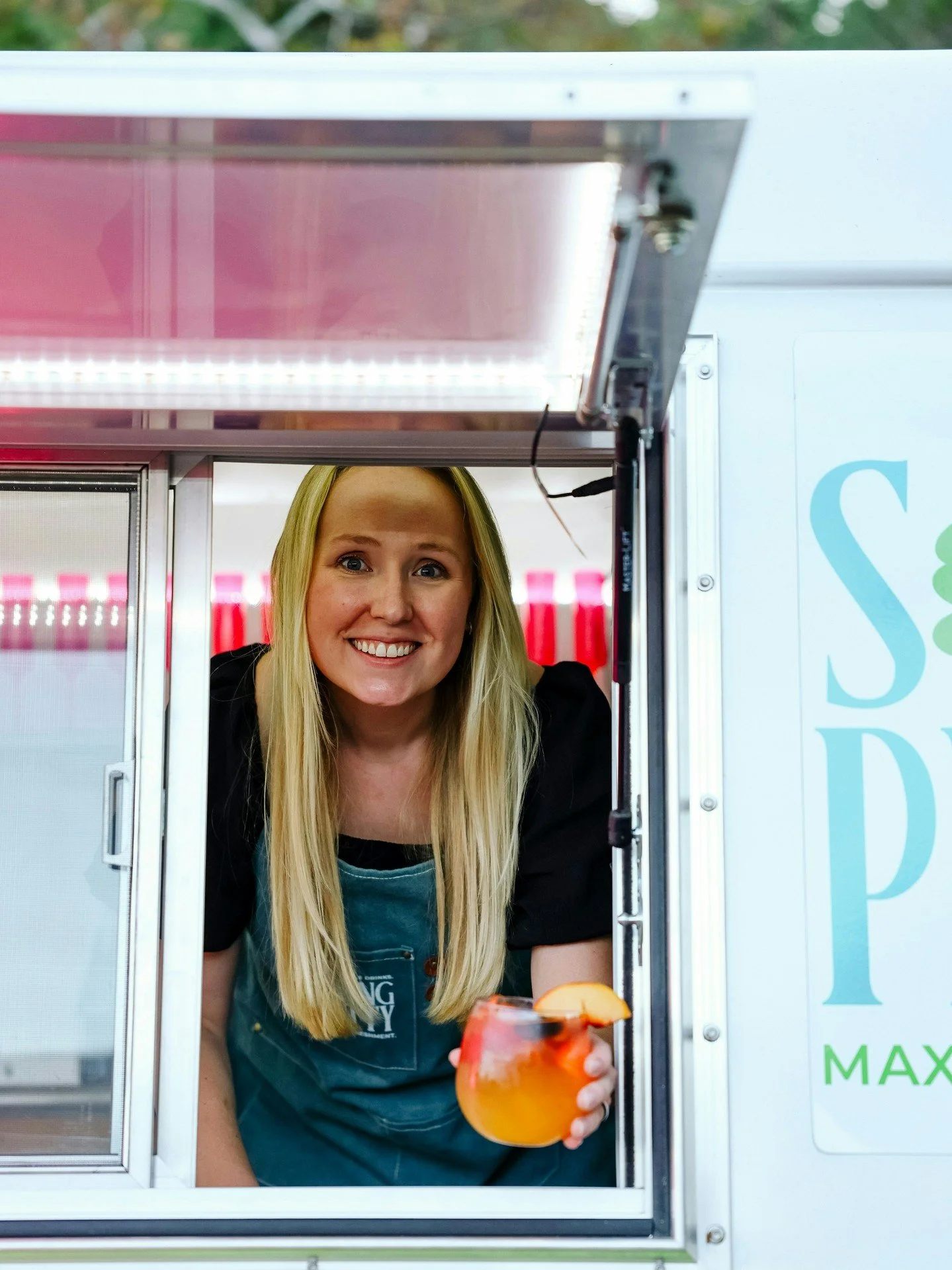 Smiles, service, and a fresh pour &mdash; it&rsquo;s what we do best. Here&rsquo;s to good drinks and even better energy behind the bar 🍹✨

Photographer: @mt.photography.jpg

#sippingprettykc #mobilebar #kccorporateevents #kansascityevents #kcevents