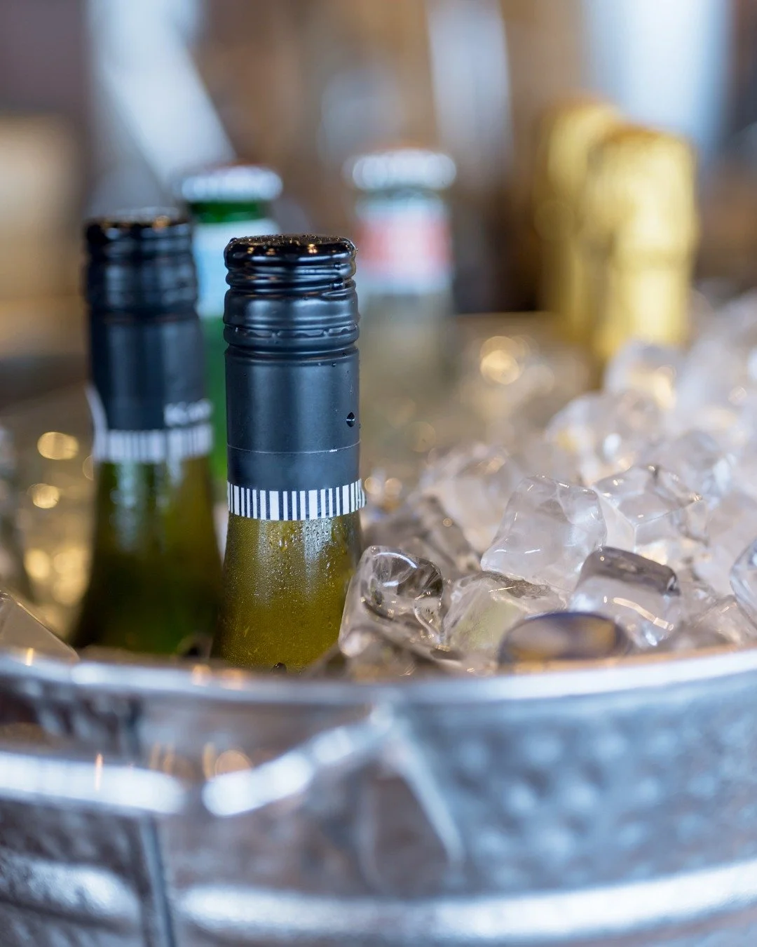 🍷 Chill vibes only. Whether it&rsquo;s wine on ice or a full bar setup, we bring the party wherever you are. Let&rsquo;s raise a glass to effortless events and unforgettable sips.

#sippingprettykc #mobilebar #onsitebartending #kcwedding #kccorporat