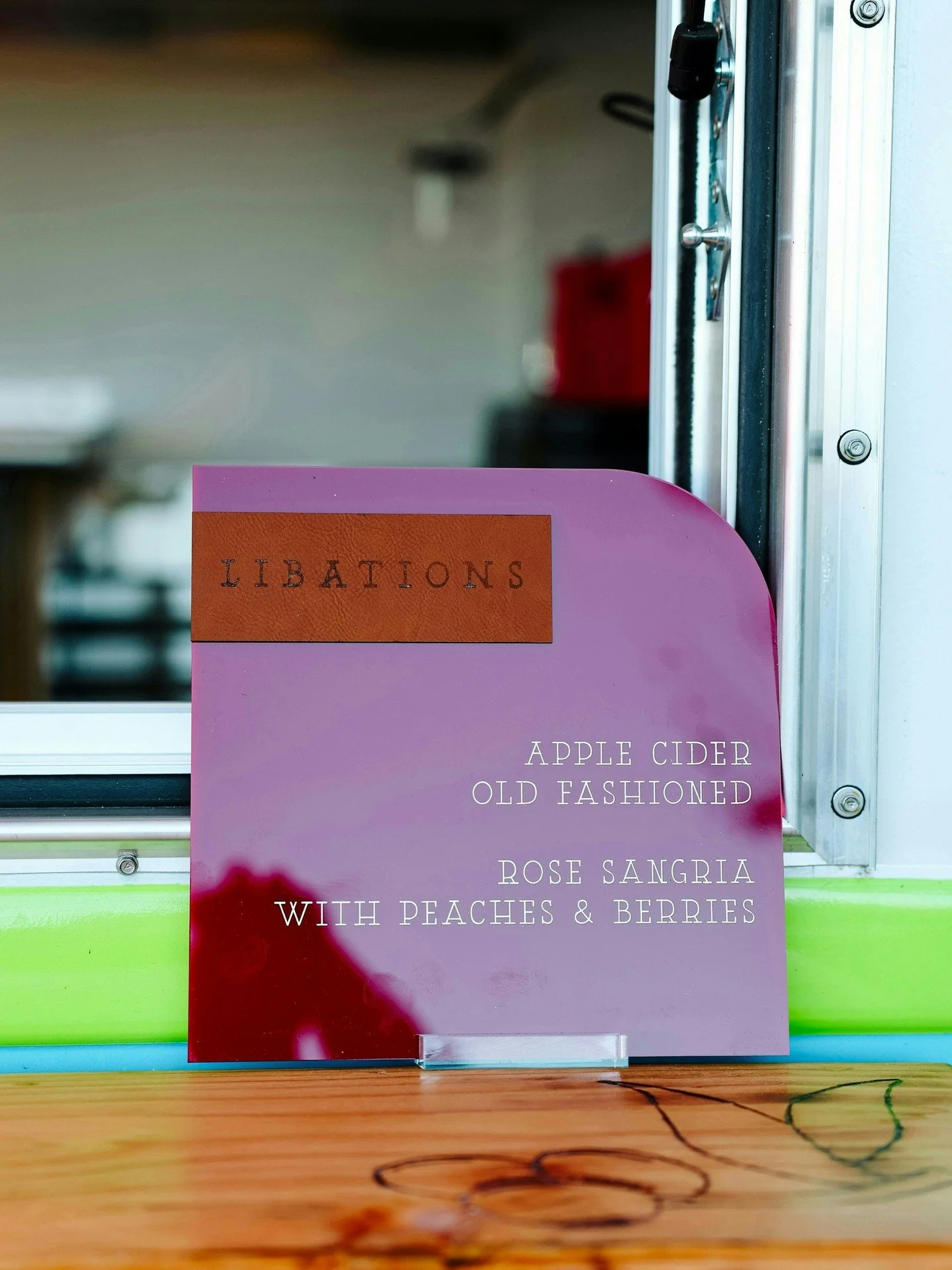 Cute sign, custom cocktails, and all the fun your event needs 🥂

Photography: @mt.photography.jpg 

#sippingprettykc #mobilebar #kccorporateevents #kansascityevents #kcevents #mobilebartendingkc