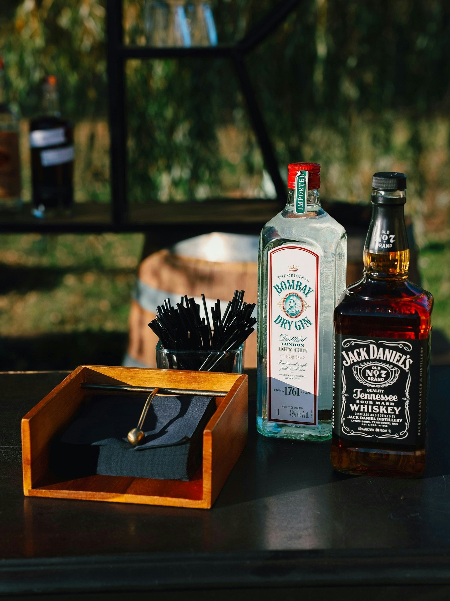 Just the essentials: good vibes + good liquor. 🥂

Photography: @mt.photography.jpg
Planning &amp; Design: @onyxeventsdesign
Venue: @willowcreekkc 

#sippingprettykc #mobilebar #kccorporateevents #kansascityevents #kcevents #mobilebartendingkc