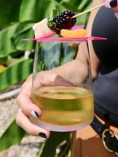 A little sip, a little snack. No complaints. 🍷🧀🍊

#sippingprettykc #mobilebar #kccorporateevents #kcweddingbartender #kansascityevents #kcevents #mobilebartendingkc