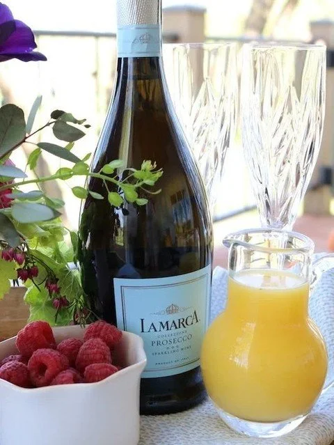 Your mimosa, your way. 
Fresh juice, good bubbles, and a lineup of flavors to match every brunch personality. Happy National Mimosa Day. 🍾🍊

#sippingprettykc #mobilebar #onsitebartending #kcwedding #kccorporateevents #kansascityevents #kcevents #na