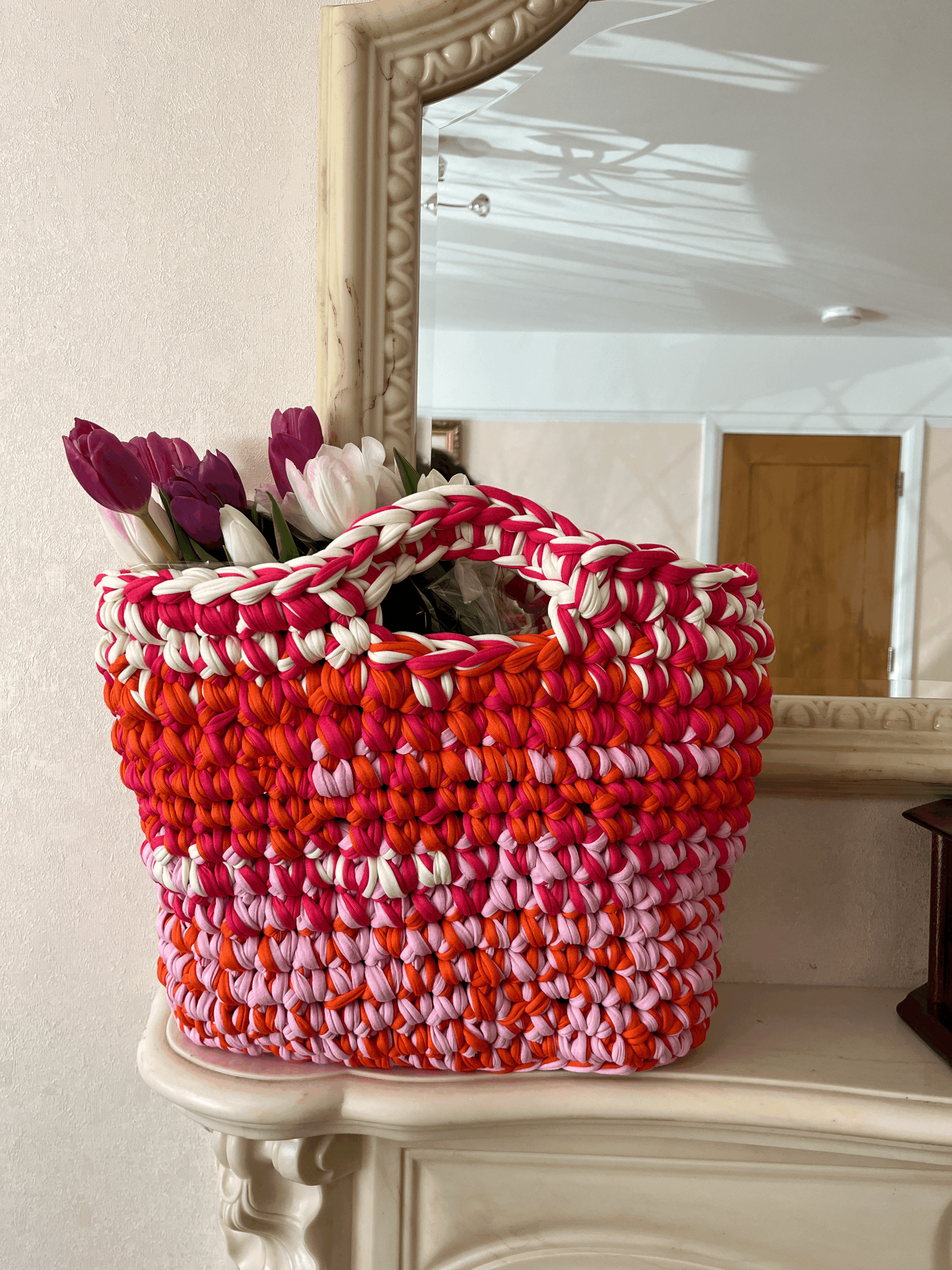 The Courtney tote bag in pink multi