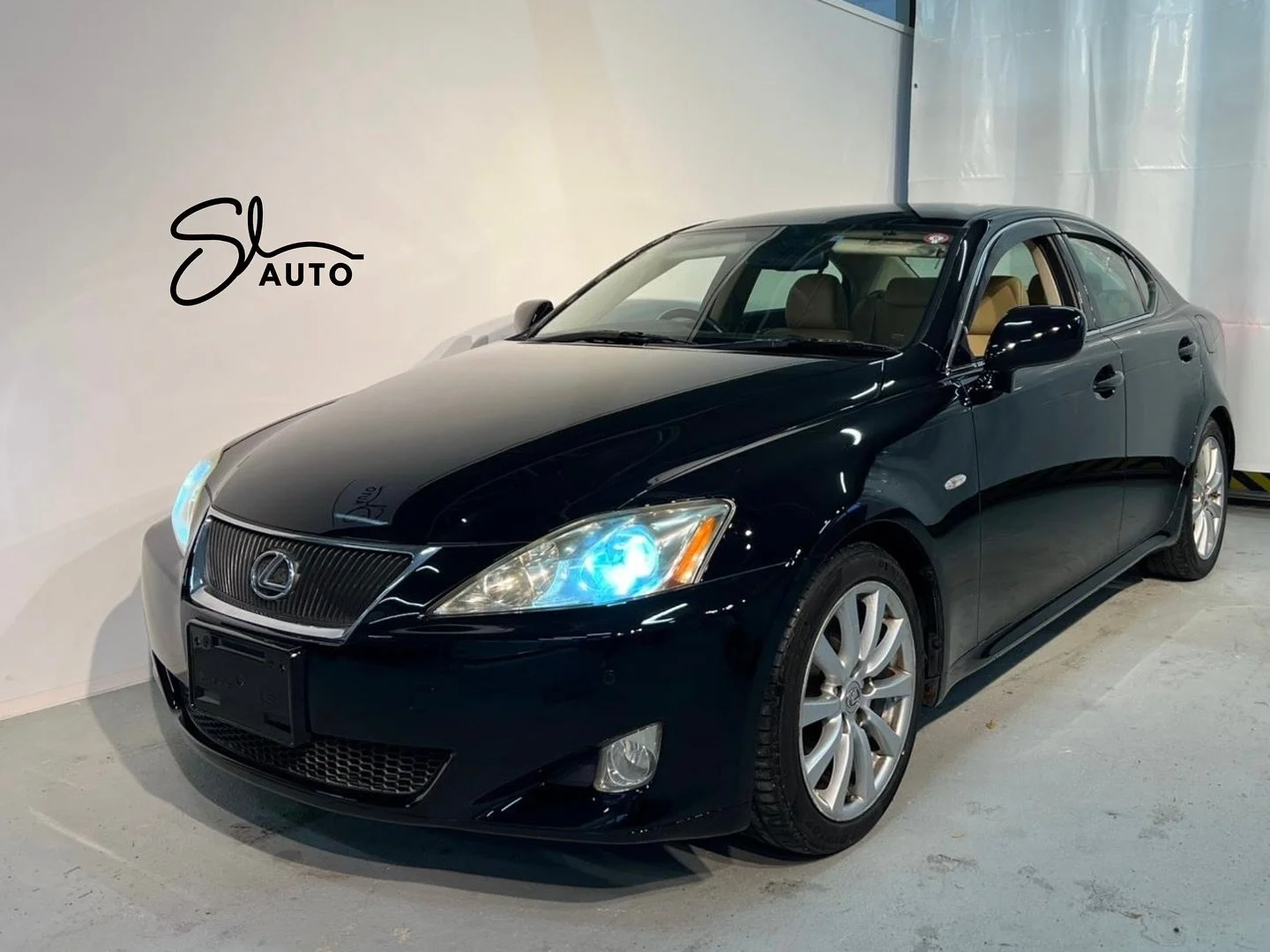 Upeakuntoinen Lexus, ajettu vain 113 tkm ⭐
Mukavuus huipussaan: ilmastoidut nahkapenkit muistilla, peruutuskamera, avaimeton kulku ja k&auml;ynnistys &ndash; ja paljon muuta👌🏻

Tule koeajolle SL Automyyntiin H&auml;meenlinnaan! 🚗

👉 www.nettiauto