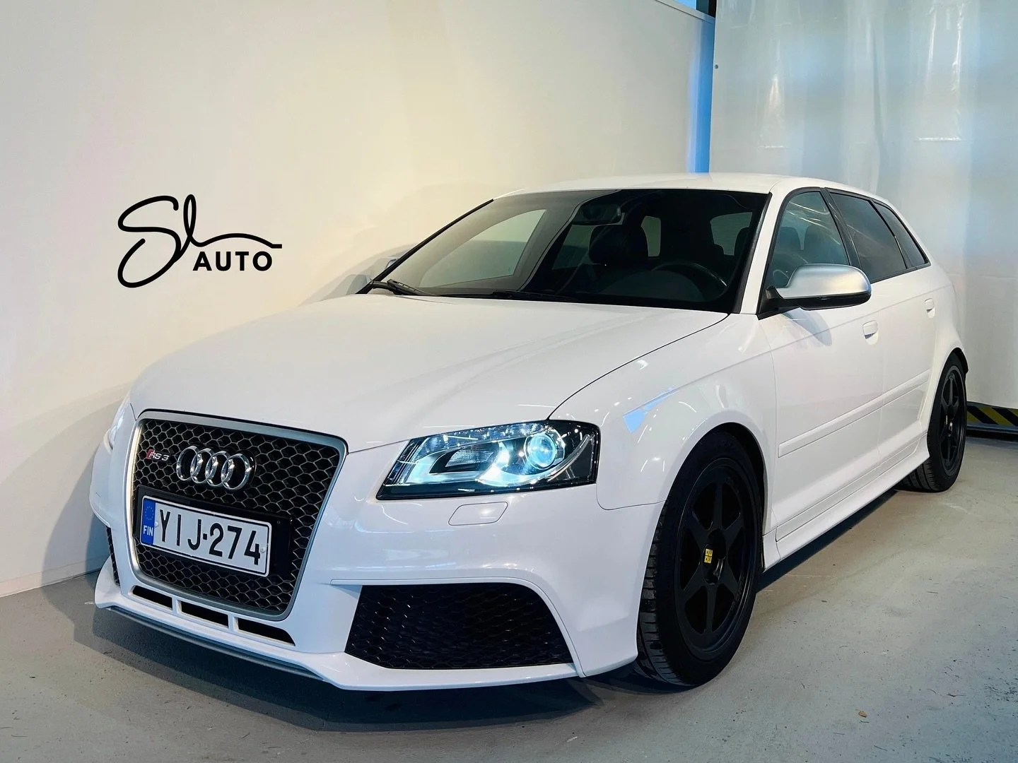 Audi RS3 &ndash; voimaa ja viimeistelty&auml; tyyli&auml; 🔥
Neliveto tuo varmuutta kaikkiin keleihin ja RS3:n ajotuntuma on juuri niin napakka kuin pit&auml;&auml;kin.

Nyt meill&auml; SL Automyynniss&auml;, H&auml;meenlinnassa! 

https://www.nettia