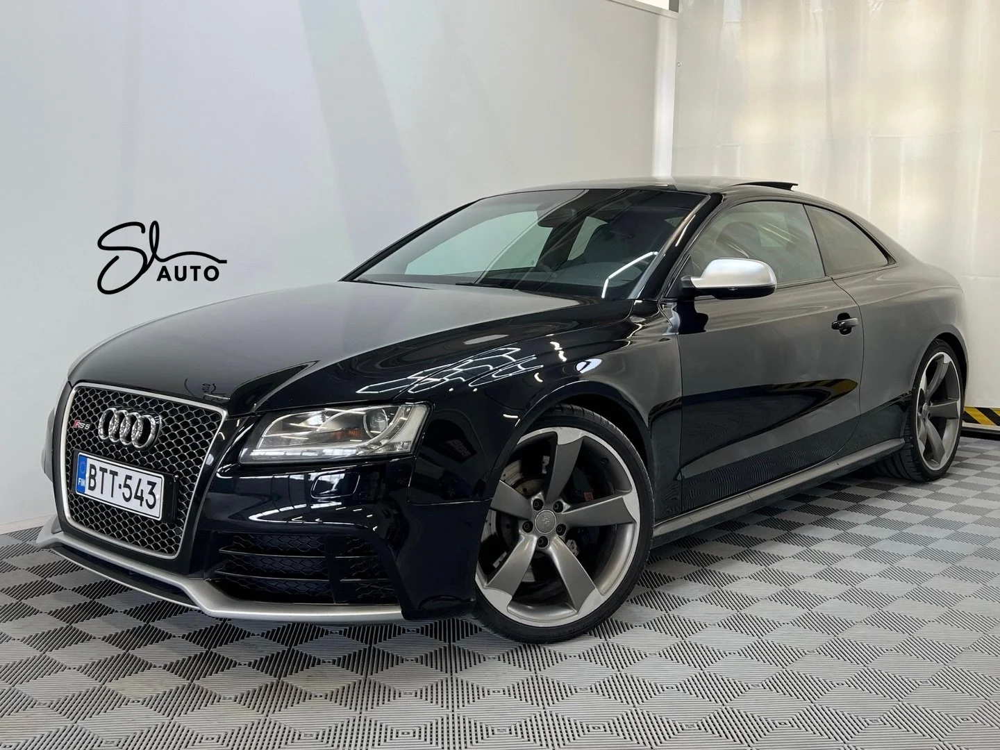 T&Auml;M&Auml; EI OLE MIK&Auml;&Auml;N PERHEFARKKU. T&auml;m&auml; on Audi RS5.

⚡️ V8
🌅 Panoraamakatto
🔊 Bang &amp; Olufsen &auml;&auml;nentoisto
⬛️ Nahkasisusta
🔑 Avaimeton k&auml;ynnistys &amp; kulku

Kes&auml; on tulossa ja t&auml;&auml; on ju