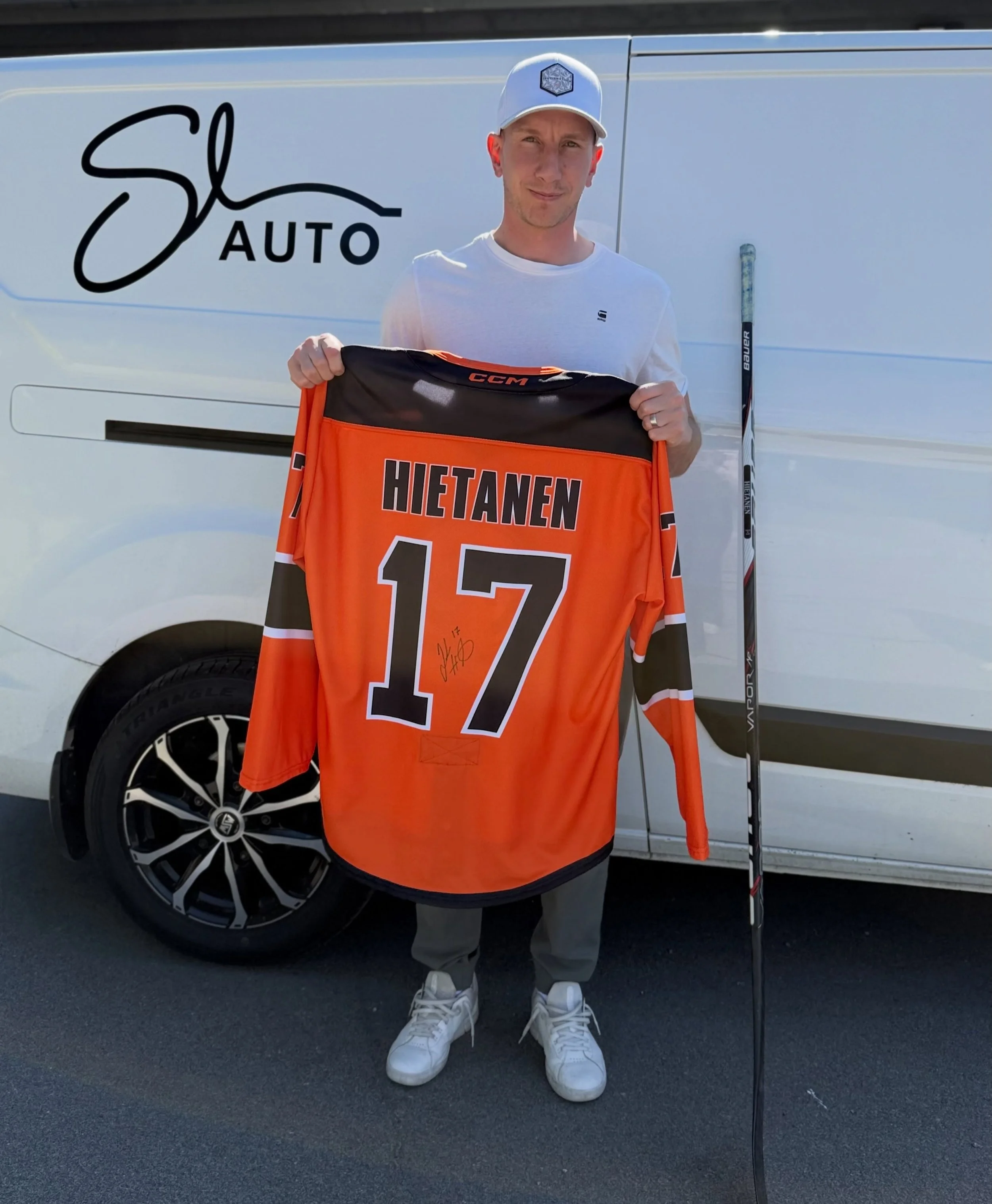 Nyt l&auml;htee arvontaan todellinen ker&auml;ilyharvinaisuus!

Voita entisen HPK-kapteenin ja olympiavoittajan Juuso Hietasen signeeraama pelipaita sek&auml; pelimaila. 

Osallistu n&auml;in:
🏒 Tykk&auml;&auml; julkaisusta
🏒 Seuraa SL Automyynti&a