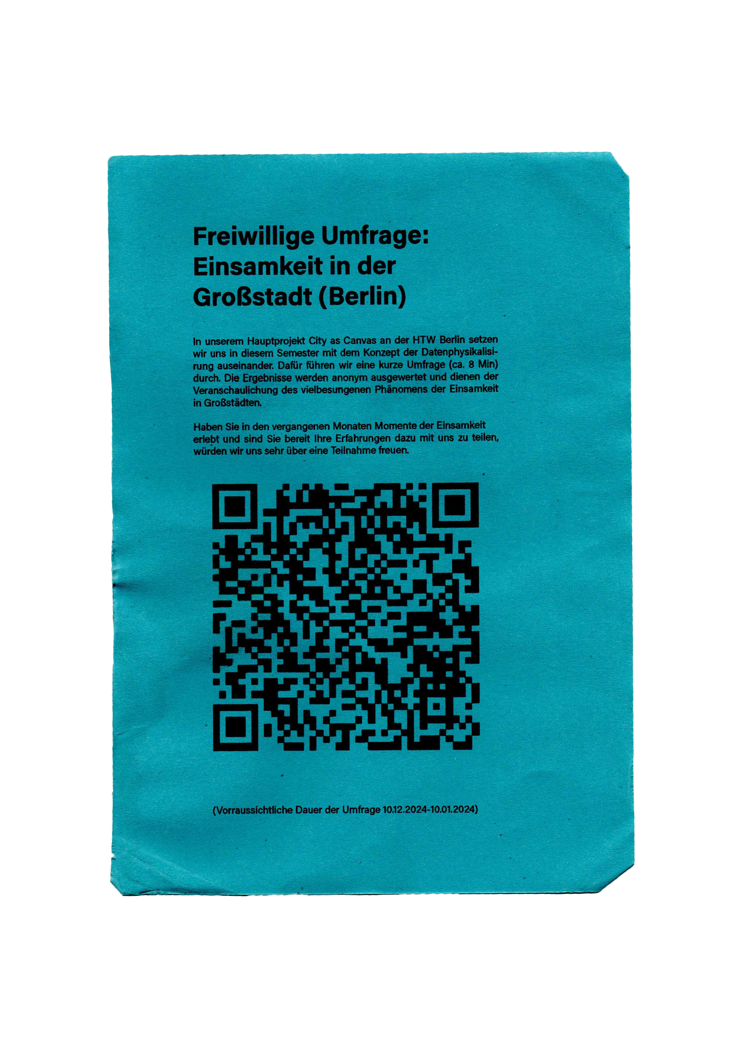 Blauer Flyer mit QR-Code für eine Umfrage zur Einsamkeit in Berlin, Deutschland.