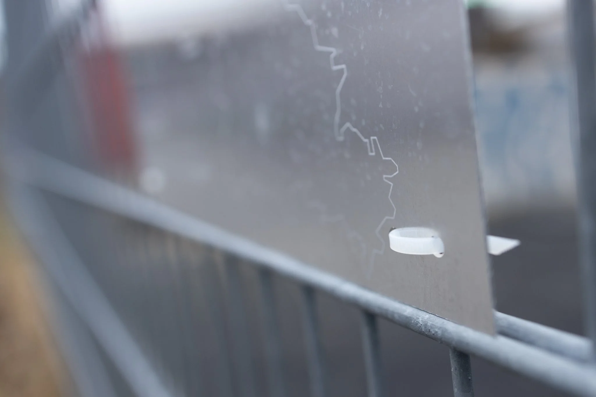 SETI Berlin - Prototyp Aluminium-Platte, Nahansicht Befestigung vor Ort
| Datenphysikalisierung_UrbanDesign_Interaktionsdesign_Einsamkeit_Voyager_Prototyp