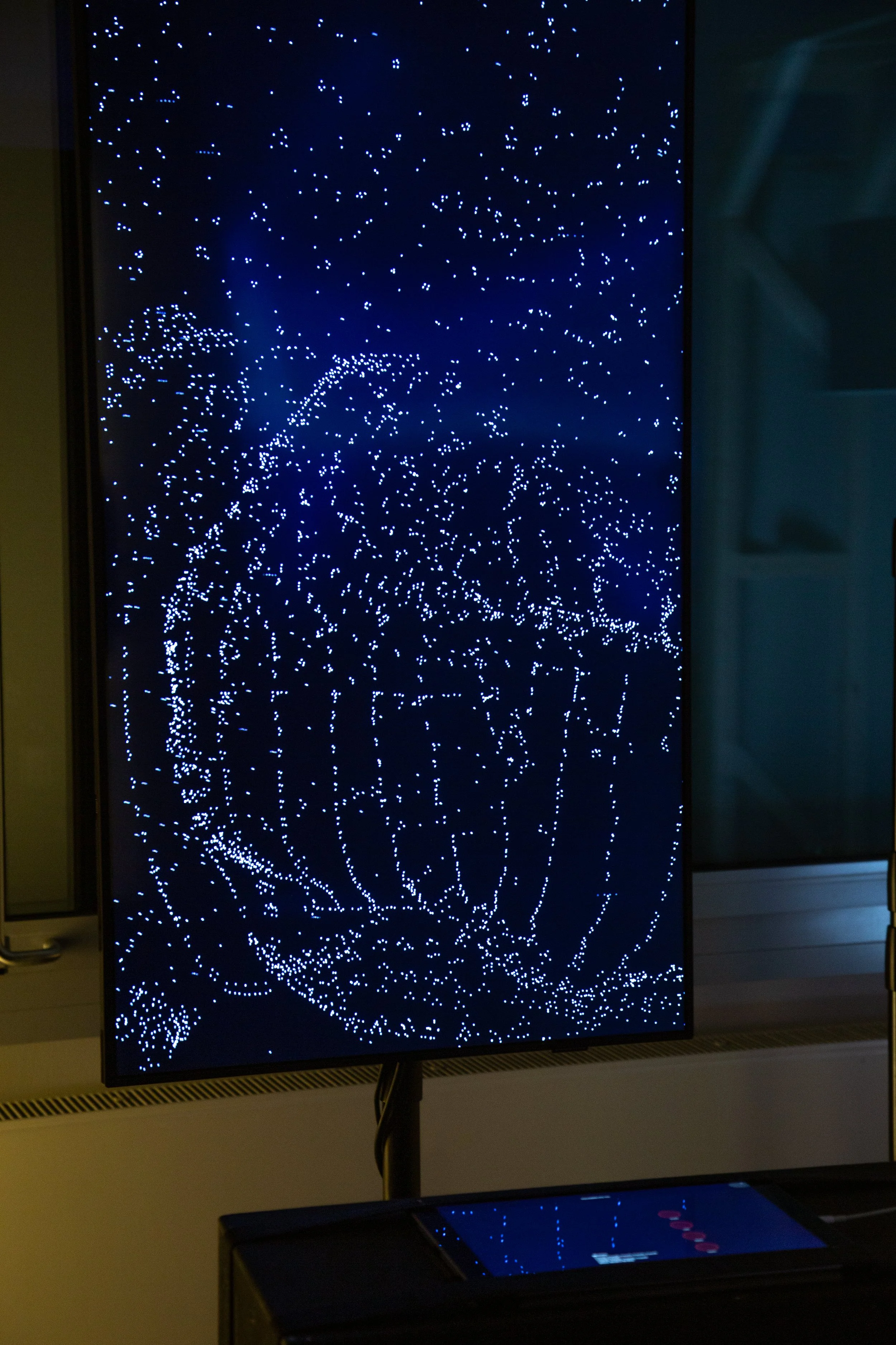 Neuronenbombe - Aufbau Werkschau 2023 an der HTW Berlin - Raum 213

 | Ausstellungsdesign_Interaktionsdesign_Partikelsimulation_Gehirn_Röntgenansicht_Blau