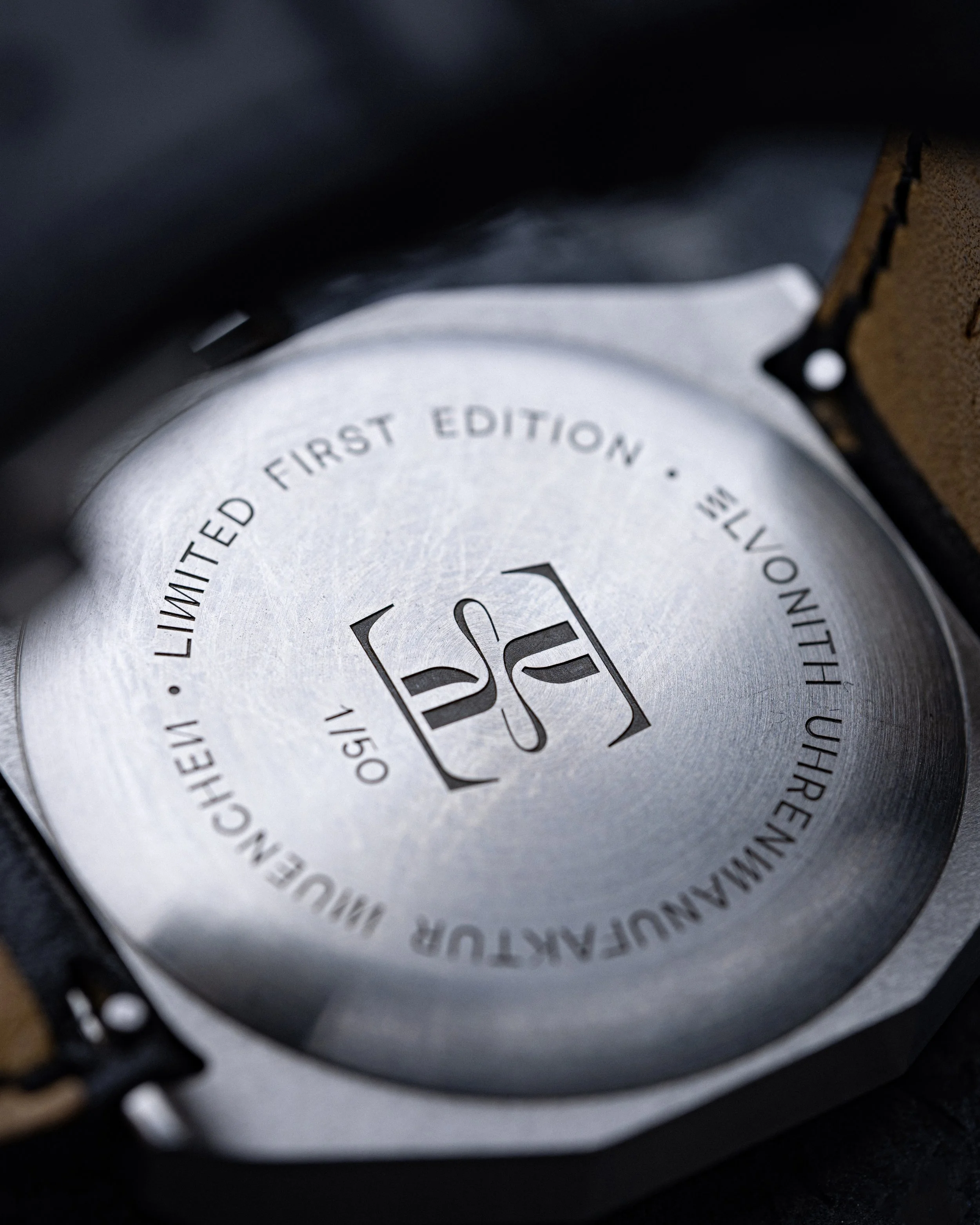 Nahaufnahme eines Uhrenbodens einer "ELVONITH" Uhr mit der Gravur "Limited First Edition" und einem Logo in der Mitte.