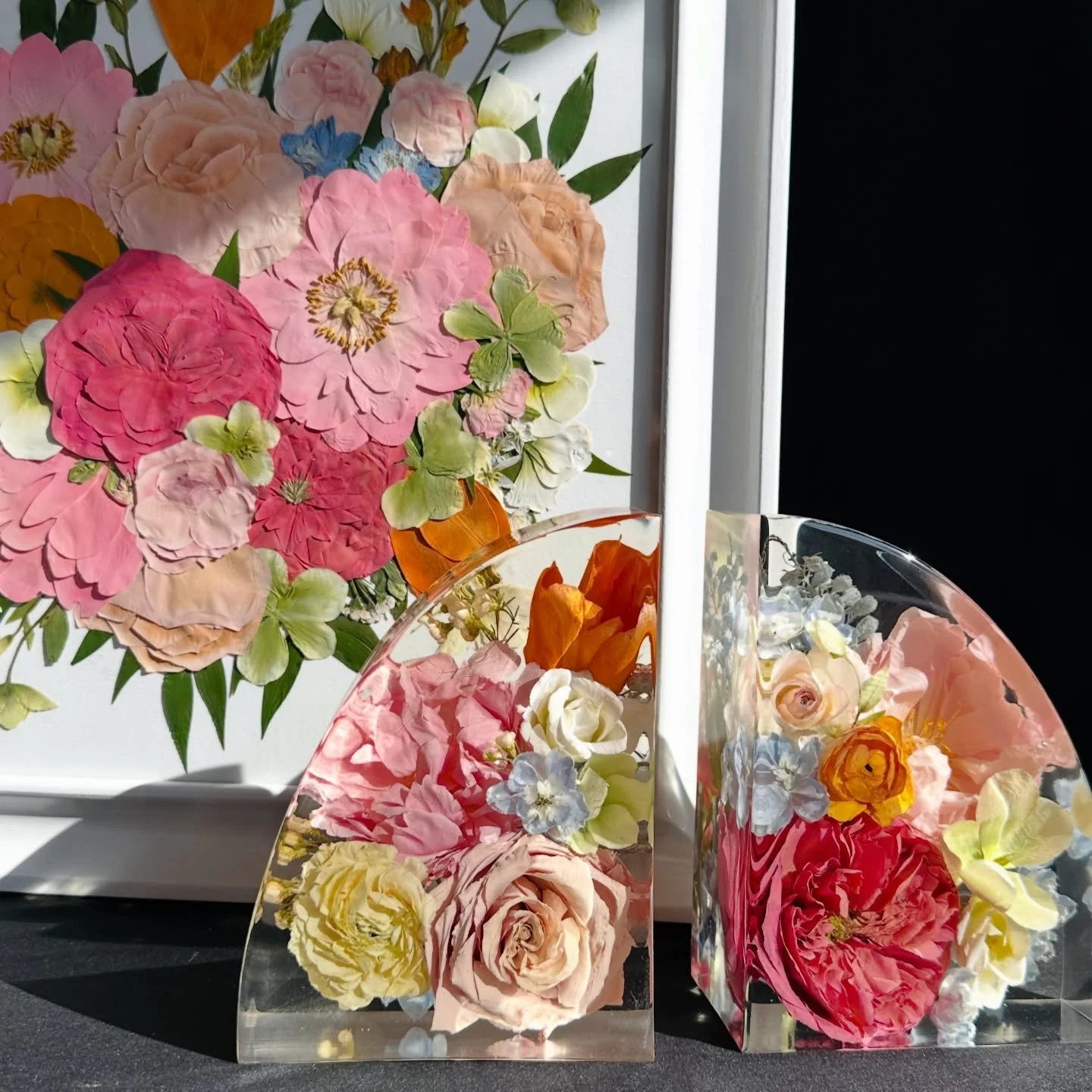 Resin or pressed flowers? 👇
Why choose&hellip; when you can have both?

Bryanna preserved her bouquet in our most loved 7&rdquo; resin bookends AND a 16&times;16 pressed floral frame. The white-on-white design makes the blooms stand out in the most 
