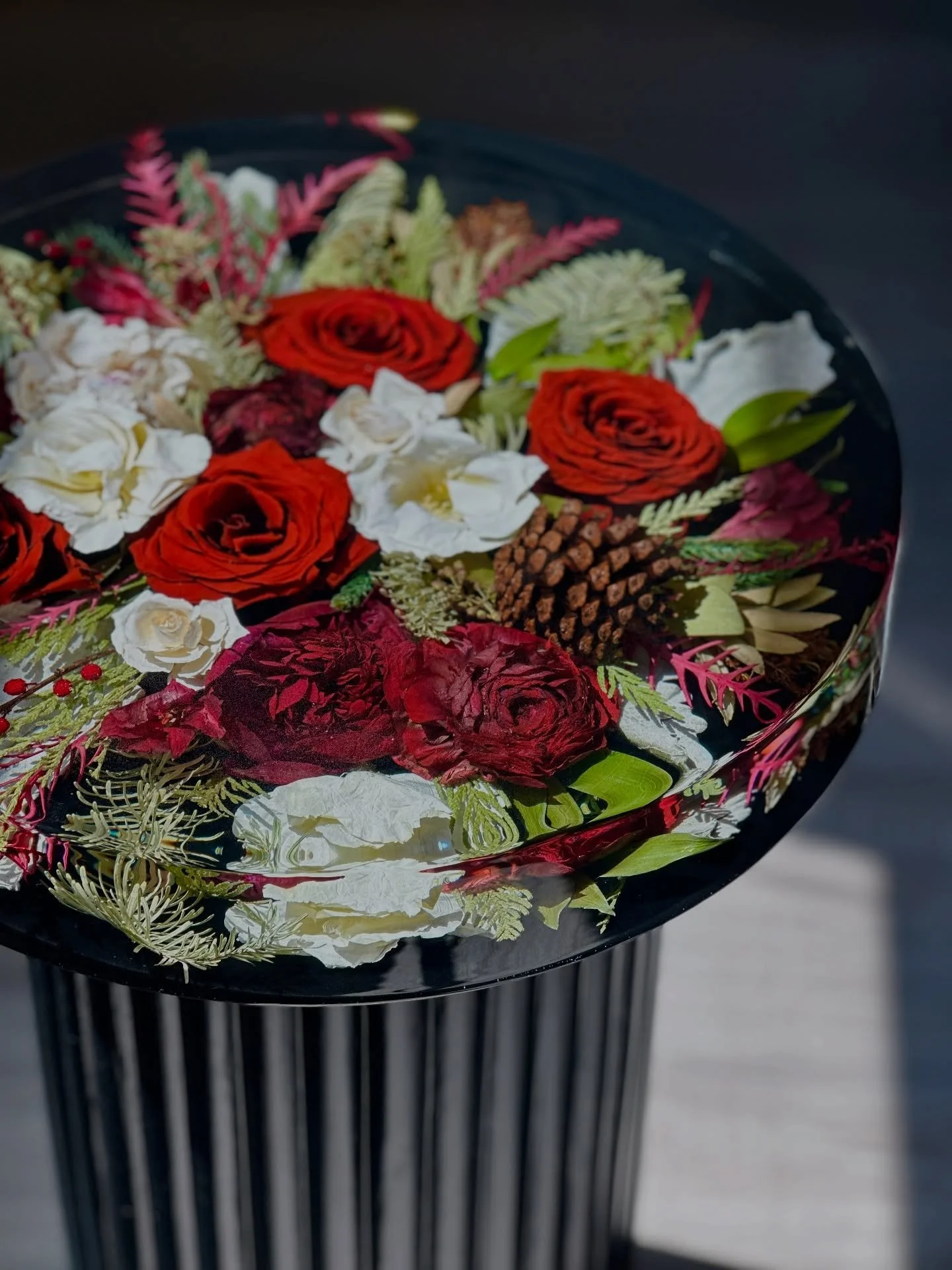 Not your average side table 🌹

Your wedding flowers don&rsquo;t have to fade away&hellip; they can live on as a one-of-a-kind art piece.
Angela&rsquo;s blooms were transformed into this stunning custom table, featuring our signature fluted black bas