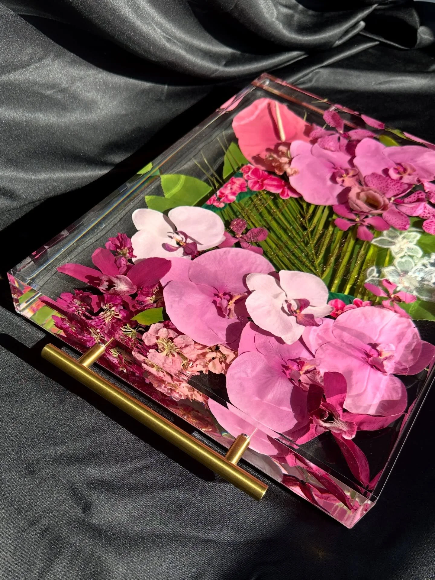 We were honored to preserve these breathtaking, vibrant tropical florals for our beautiful bride, Tiffany 🌺 
 
She selected two of our best sellers; a 5&times;7 photo frame and our largest acrylic tray. The tray features her wedding invitation, perf