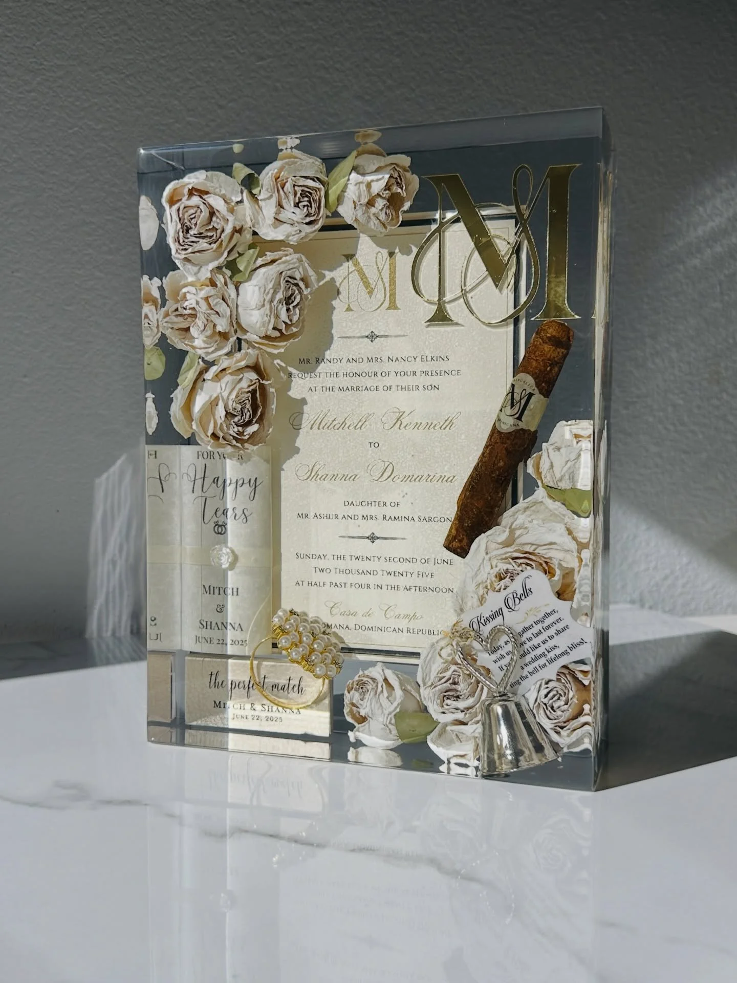 One of a kind! 🌸

We had the absolute pleasure of working with Shanna on this one-of-a-kind piece! 

She got married in The DR and decided to air-dried her bouquet and asked us to incorporate meaningful details from her wedding day; her invitation, 