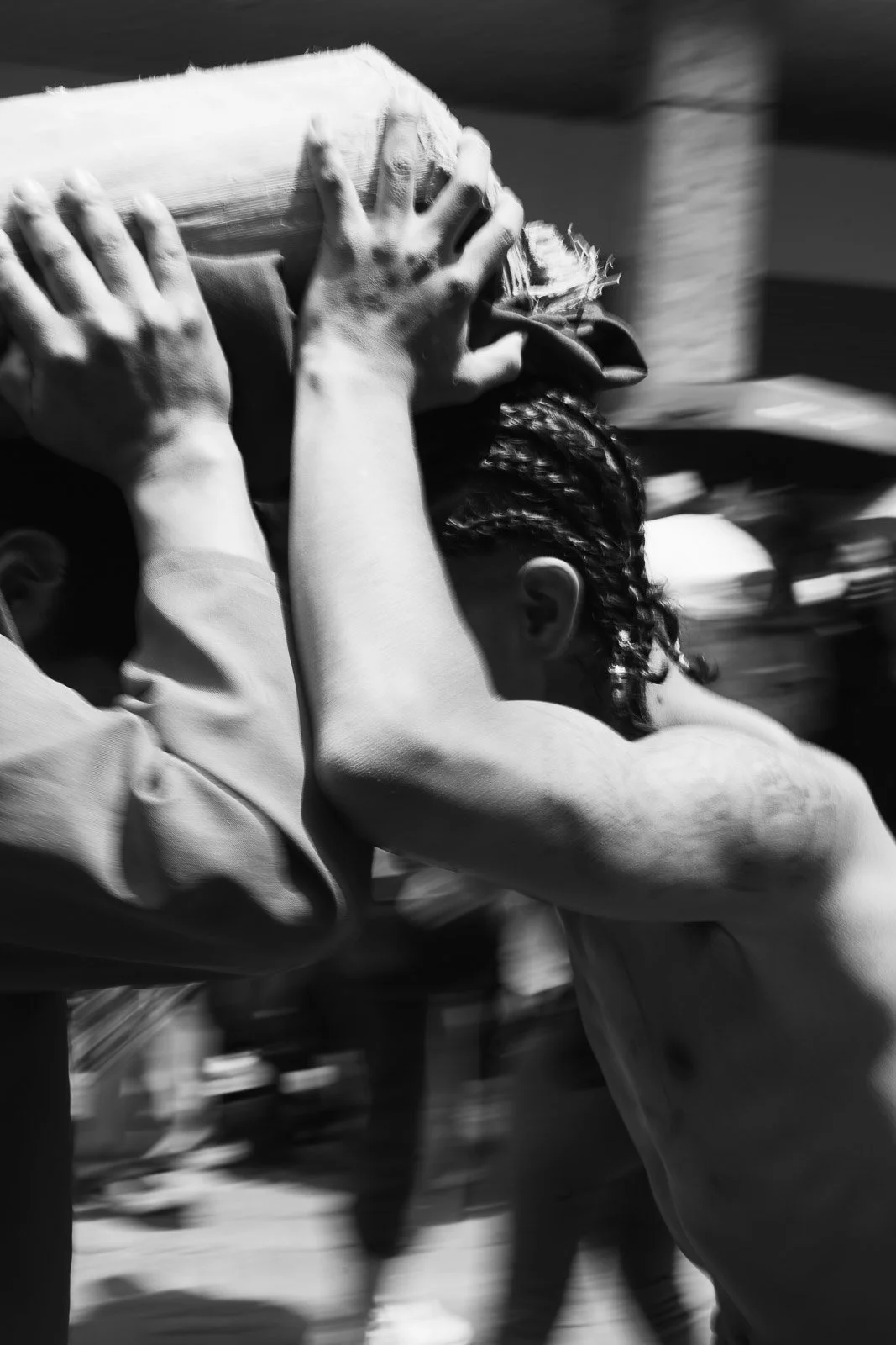 Persona cargando una caja en un entorno urbano