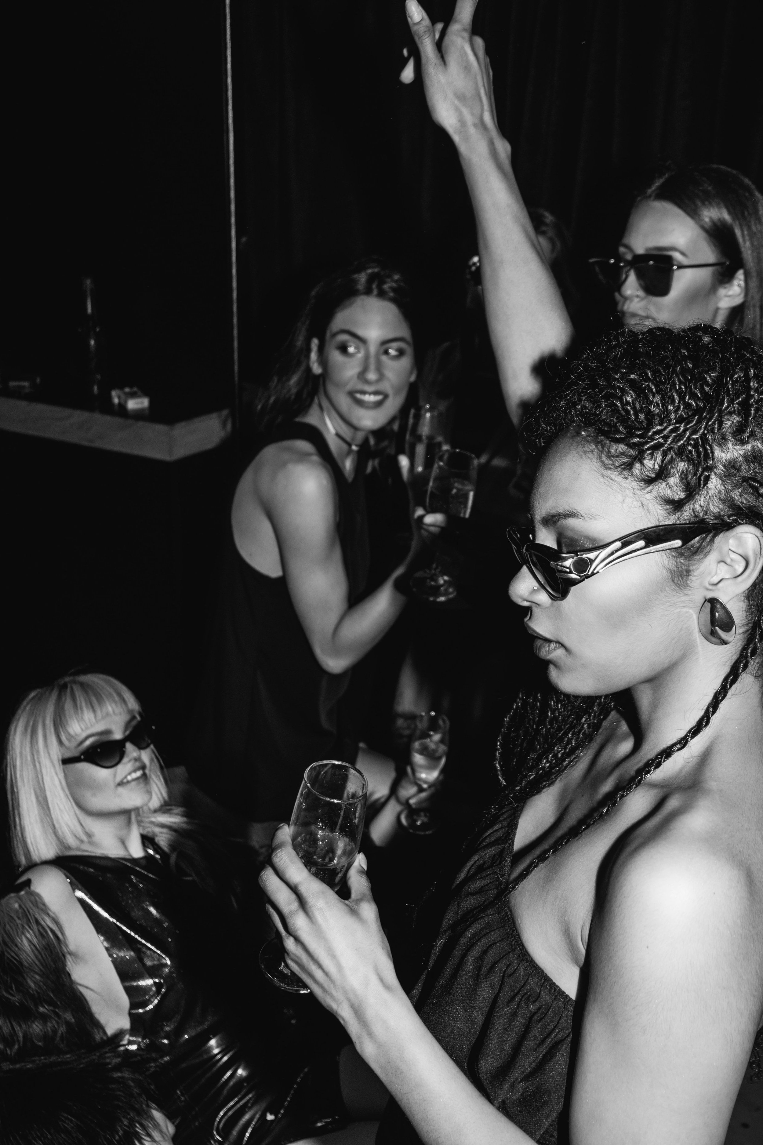 Imagen en blanco y negro de chicas divirtiéndose en una disco.