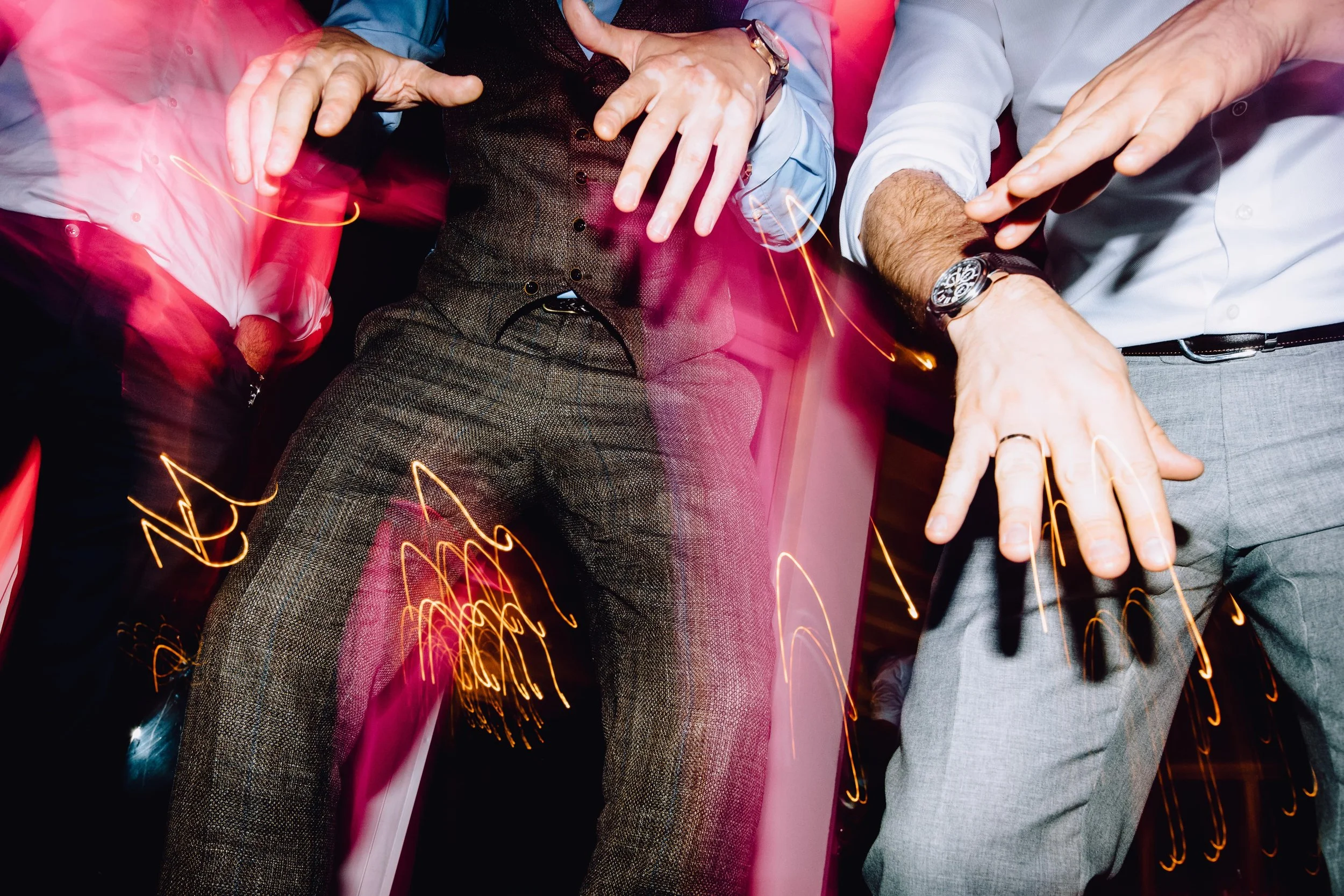 Primer plano de los padrinos bailando en la recepción de la boda