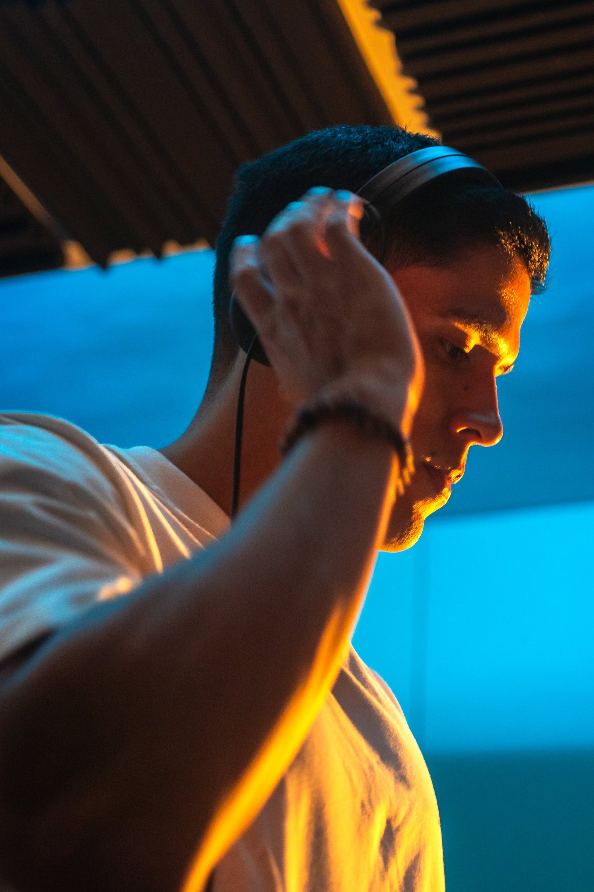 DJ concentrado tocando música