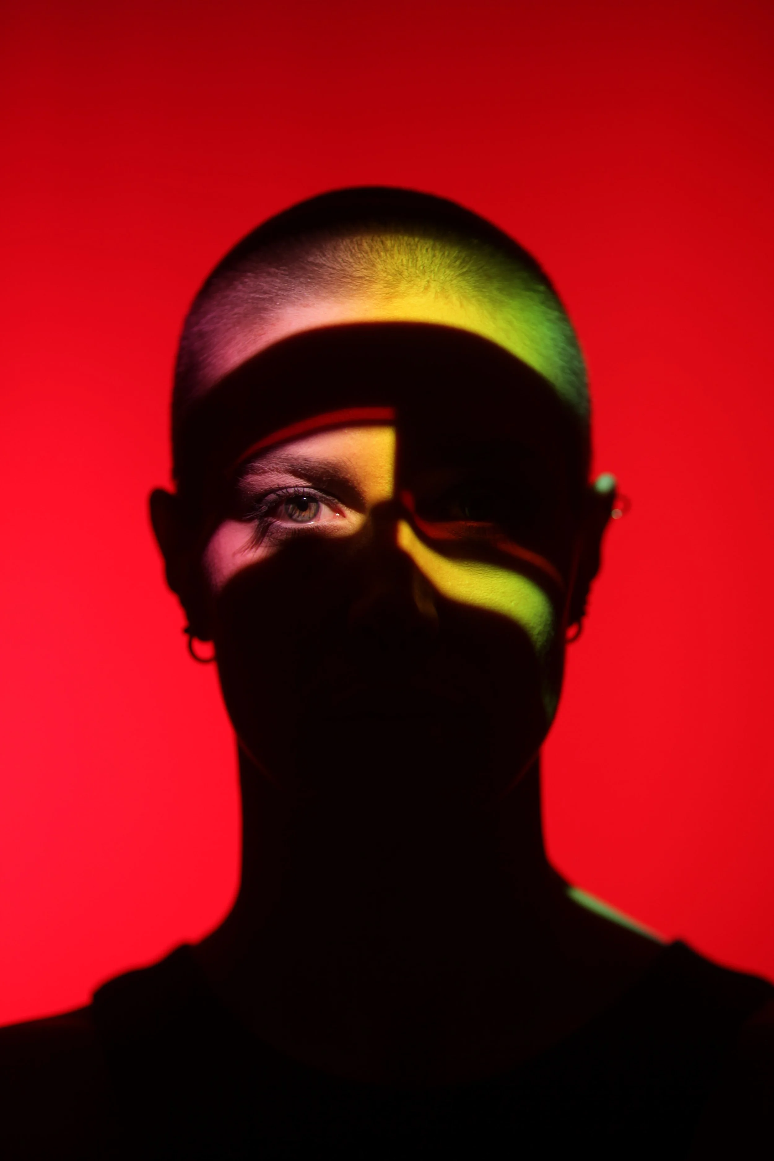 Retrato en sombras de una mujer joven contra a un fondo rojo