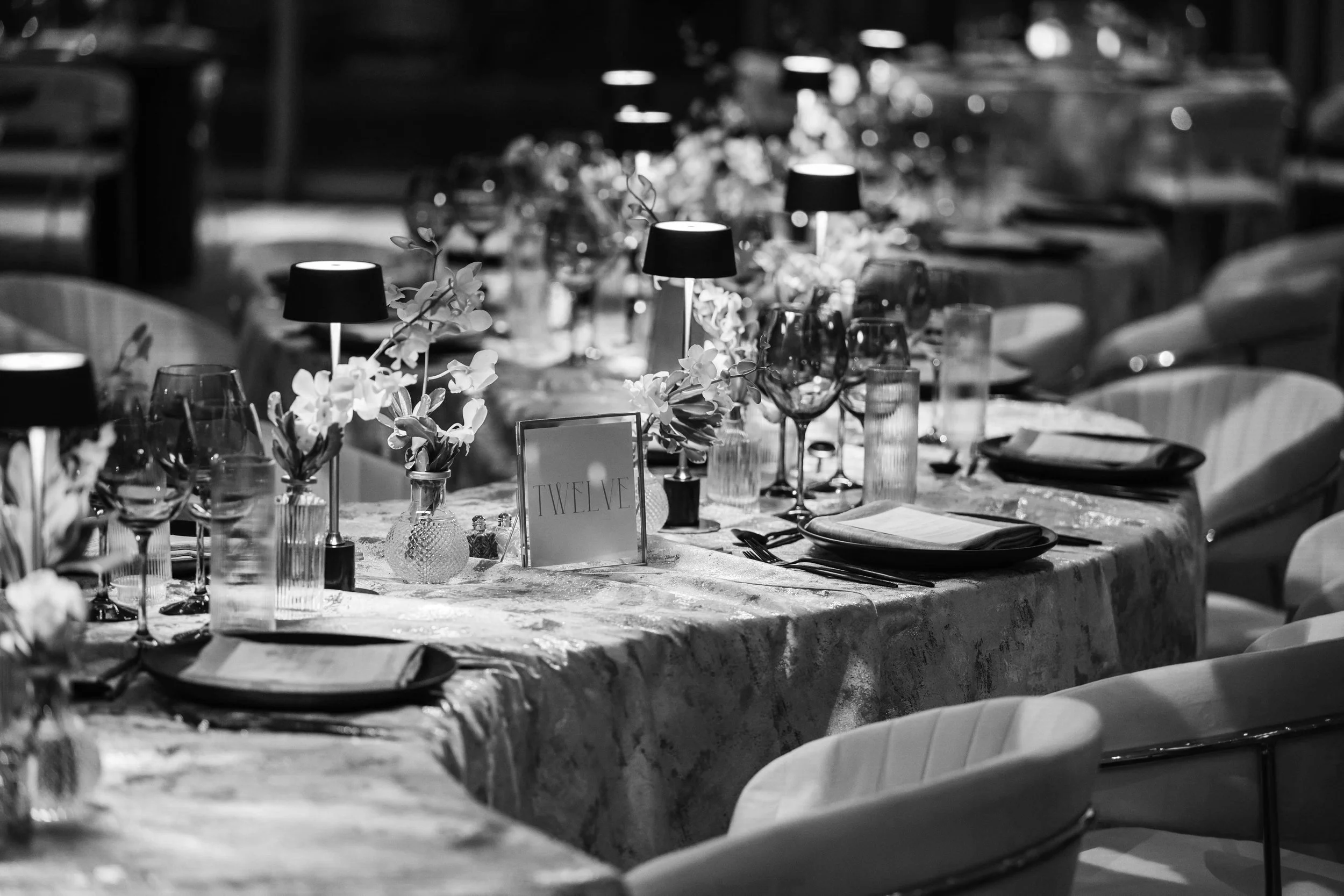 Una mesa con números lujosamente decorada para una fastuosa fiesta privada.