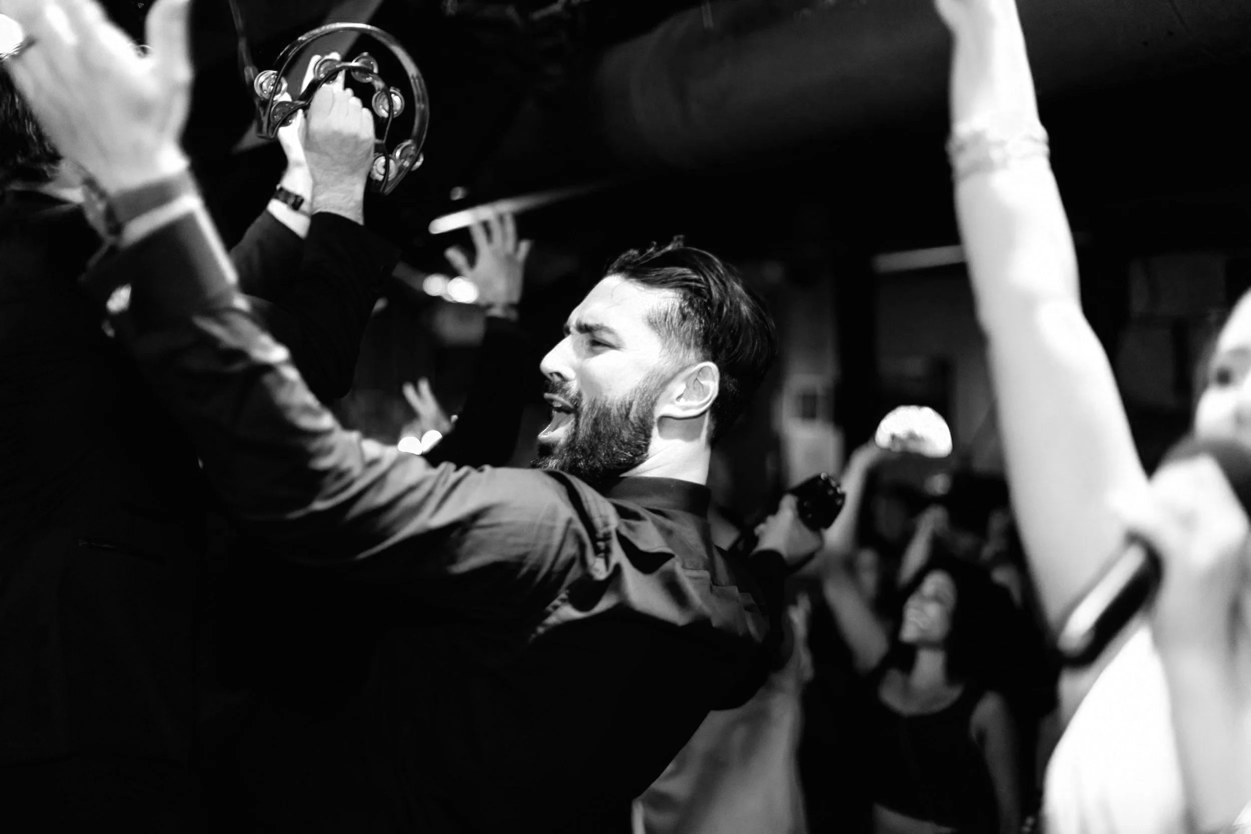 Una pareja celebra en el día de su boda en un bar después de la ceremonia.