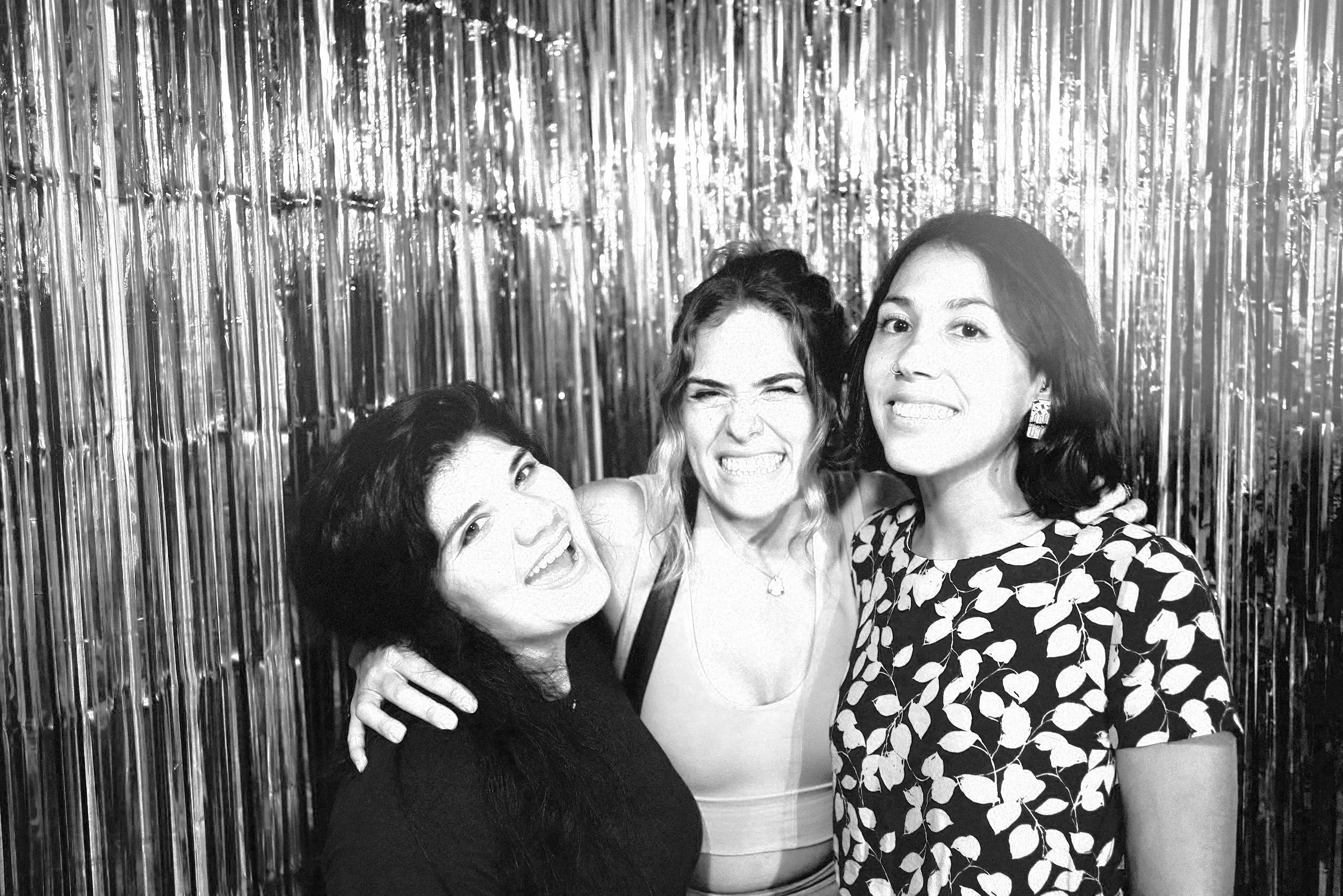 Tres amigas estadounidenses en una foto en una fiesta nocturna en el bar de una discoteca con un colorido fondo vintage