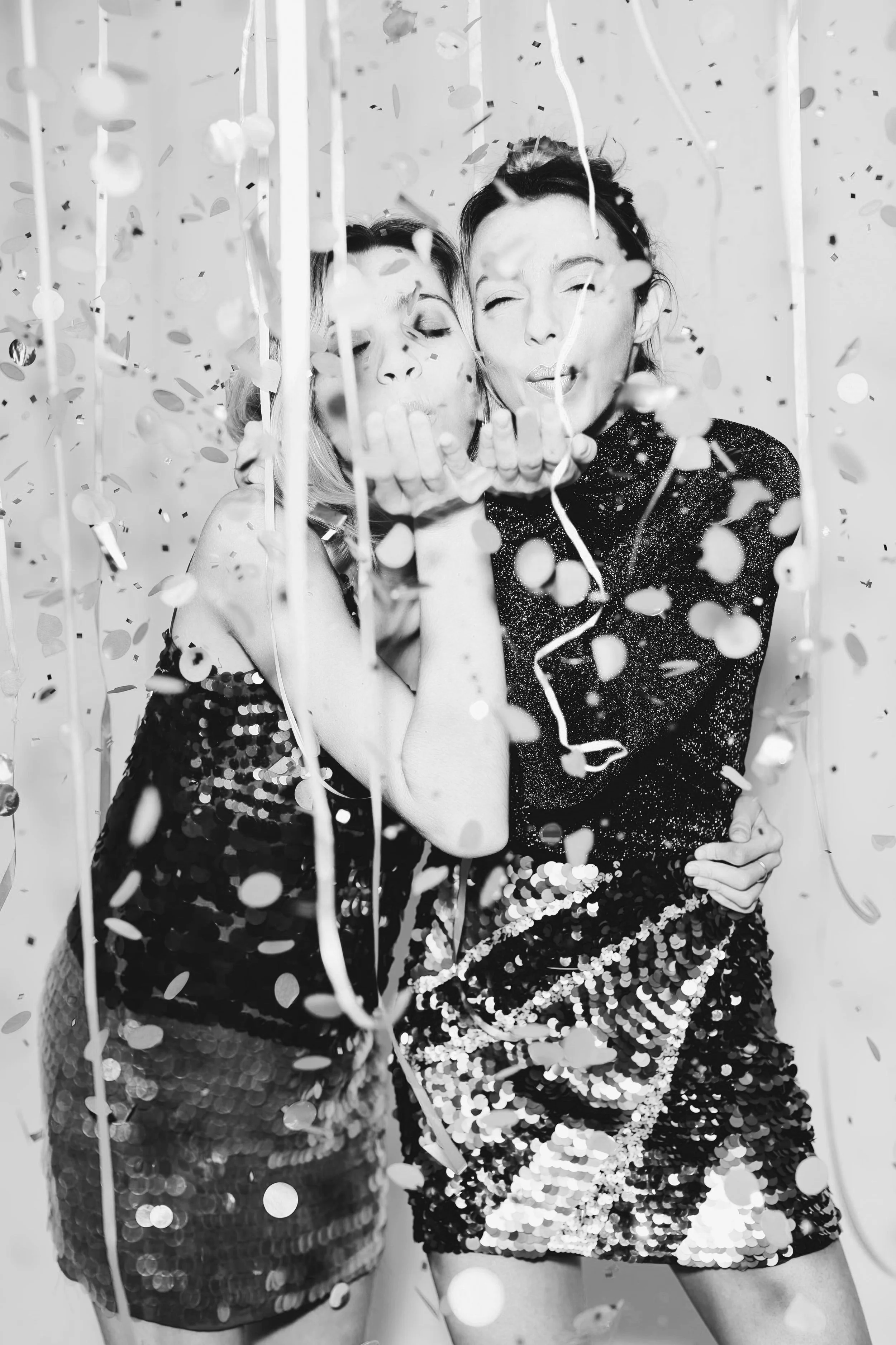 Mujeres jóvenes divirtiéndose en una fiesta de Año Nuevo