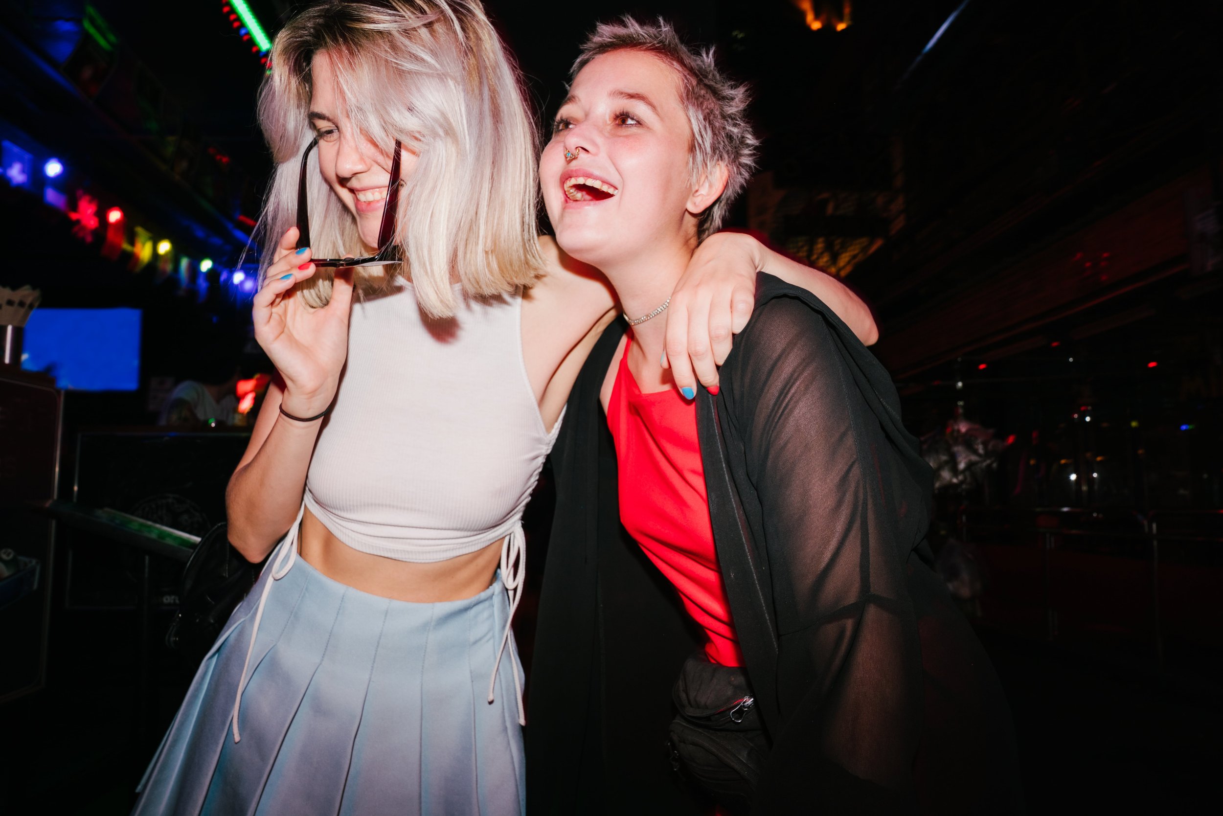 Dois amigos dançando na festa