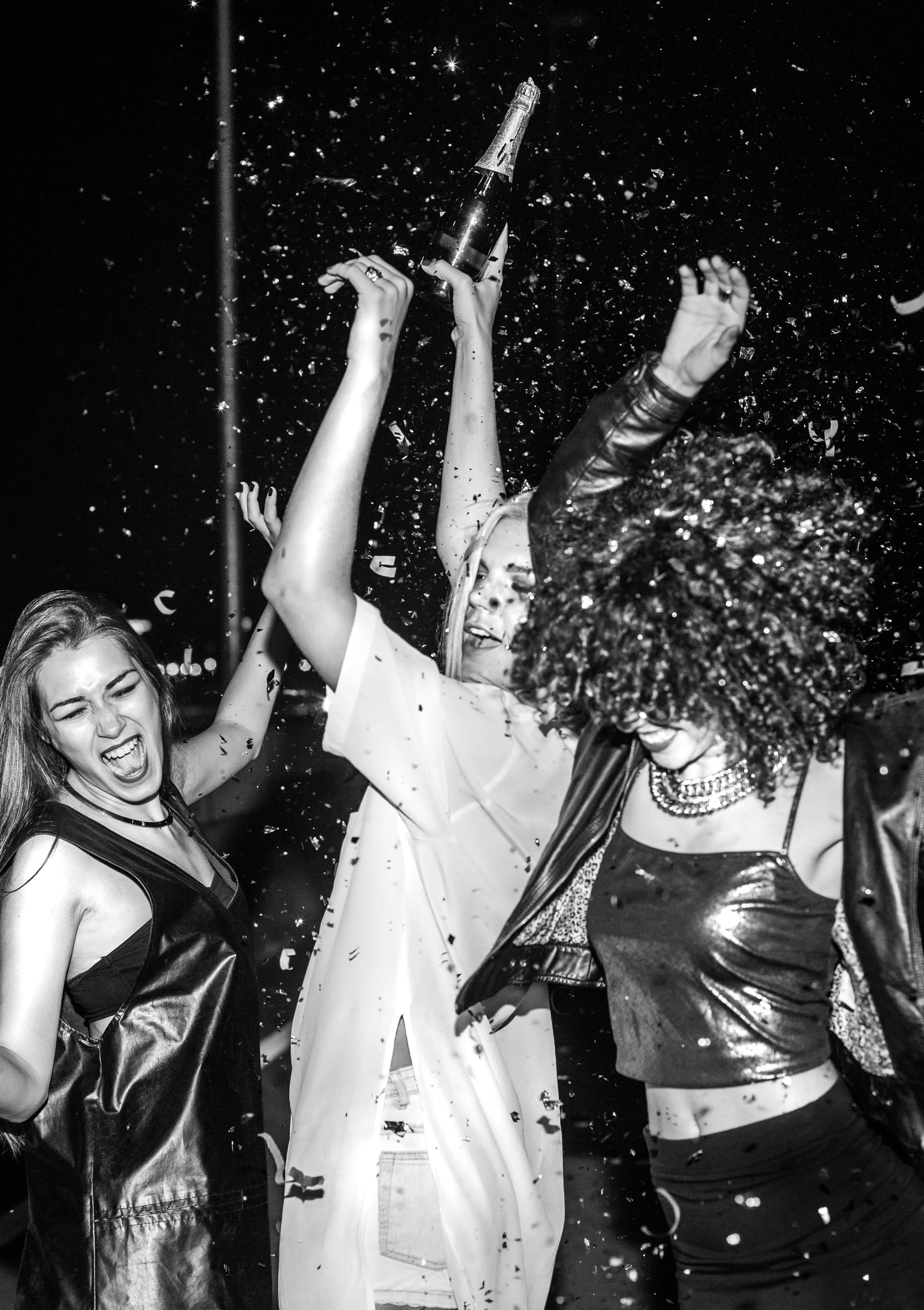 Imagem preto e branco de garotas se divertindo na danceteria