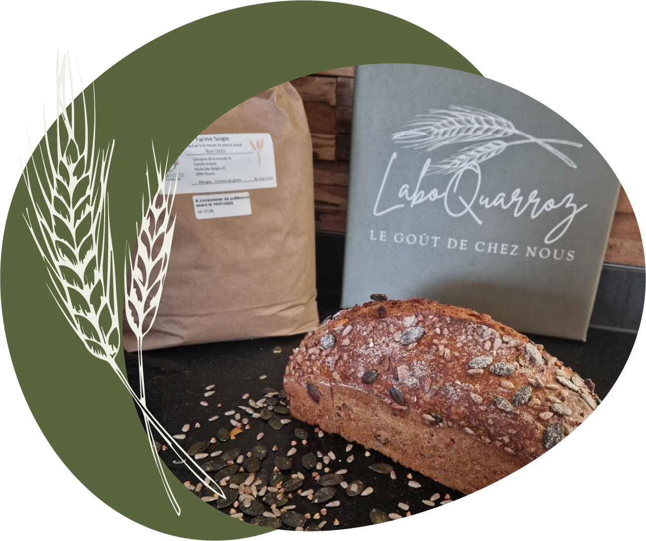 Pain aux graines et à la farine naturelle issue d'une production locale, avec un sac de farine de la boulangerie Labo Quarroz