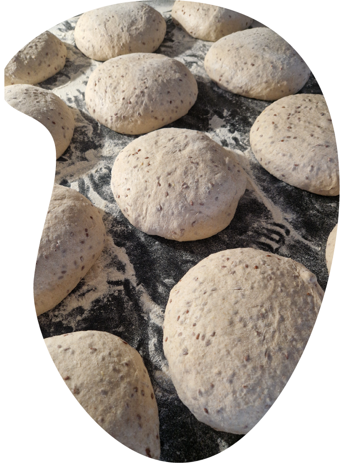 Boules de pâte à pain au levain bio et régional en préparation à la Boulangerie Labo Quarroz basée à Vionnaz