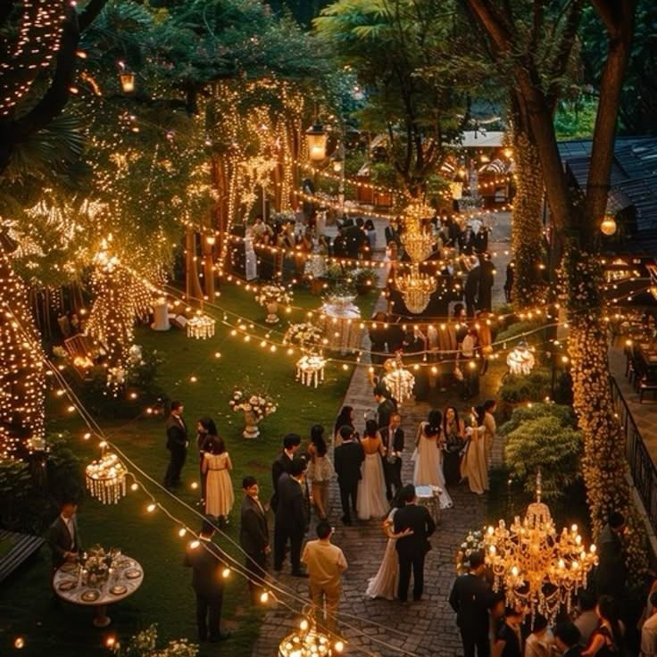 Buitenbruiloft met sfeerverlichting, bomen, en gasten in formele kleding.