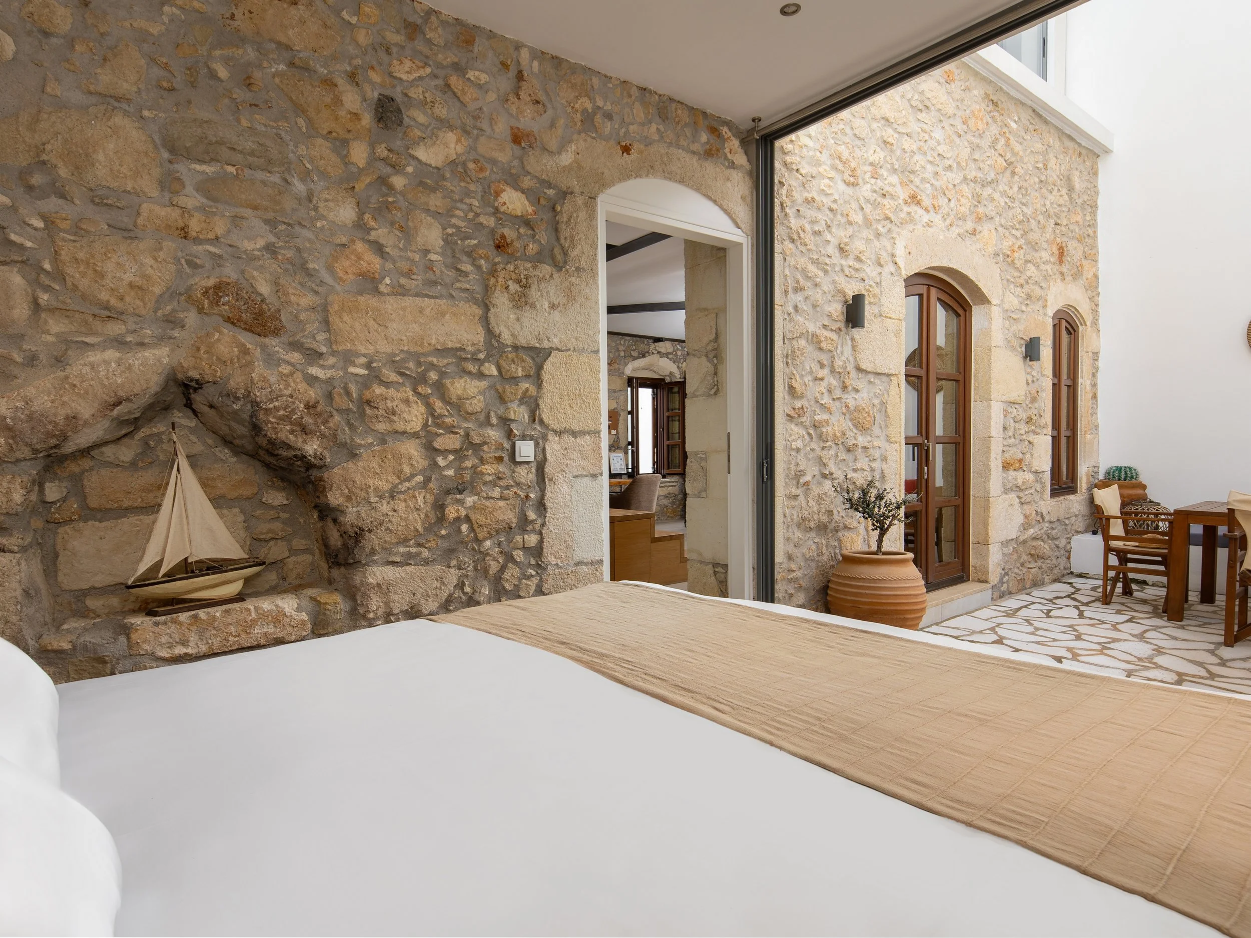 The third bedroom can be arranged with either one king-size bed (180 × 200) or two single beds (90 × 200)