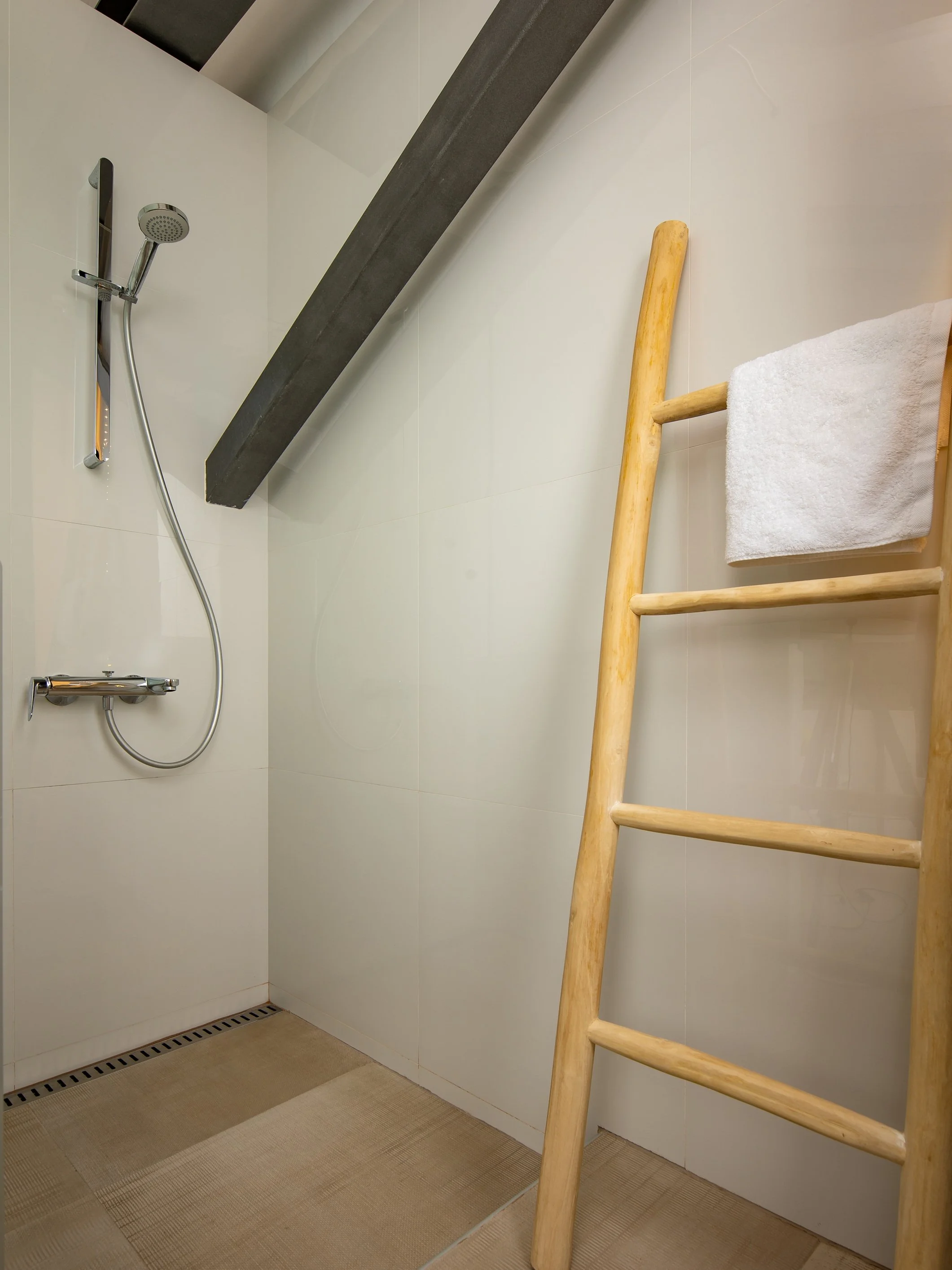 Upper floor shower room