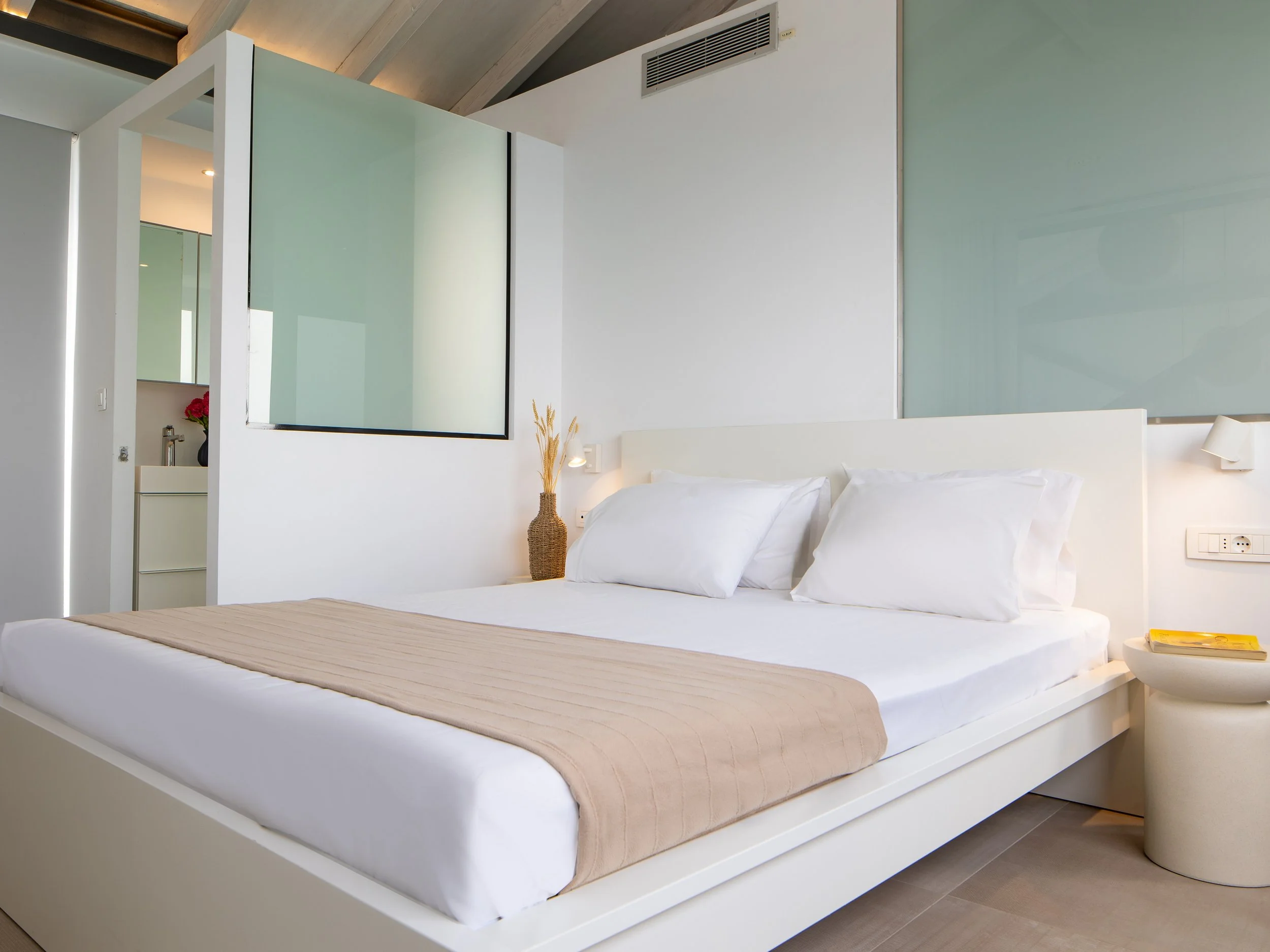 Upper floor bedroom with double bed (160 X 200)