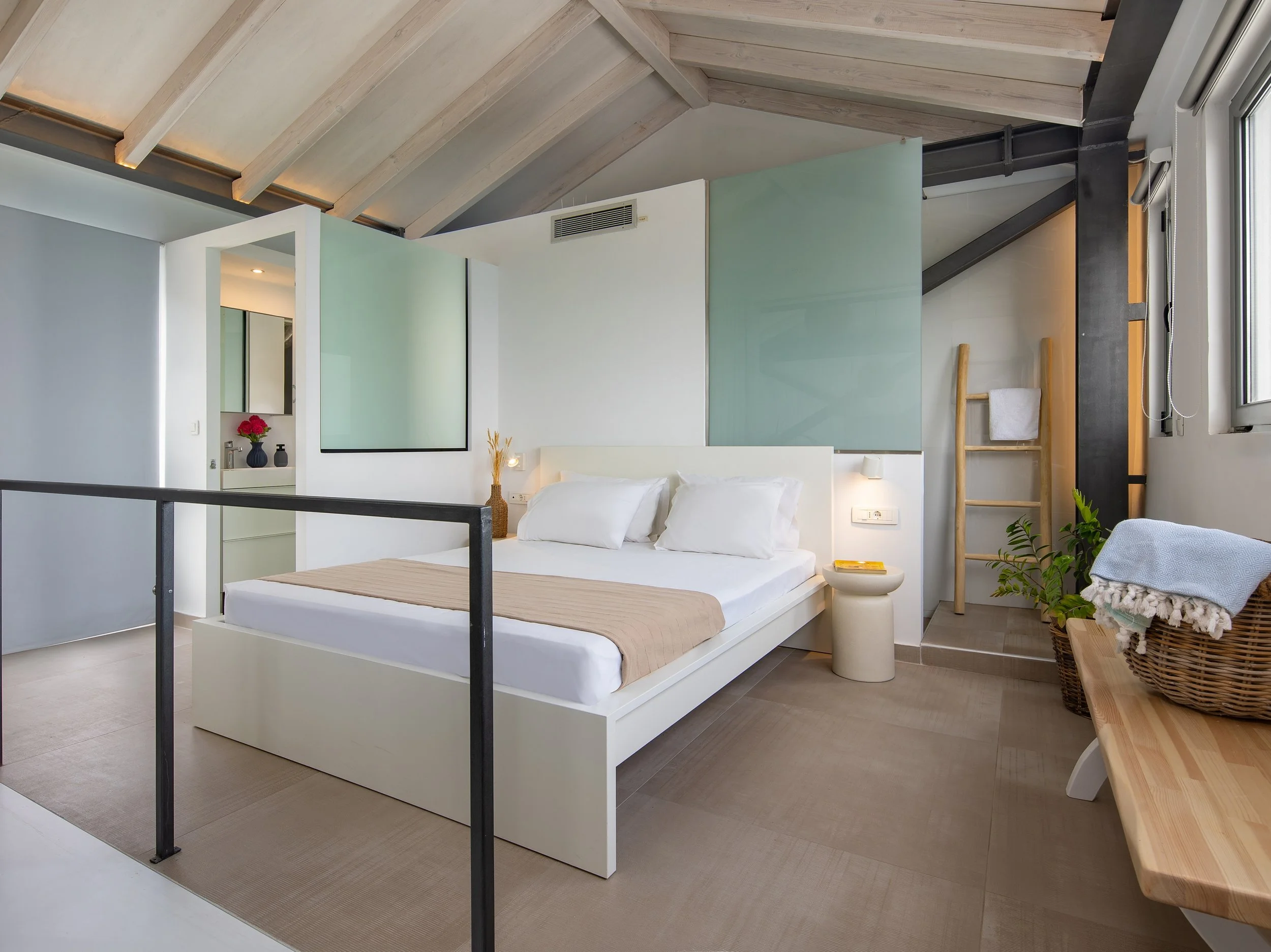 Upper floor bedroom with double bed (160 X 200)