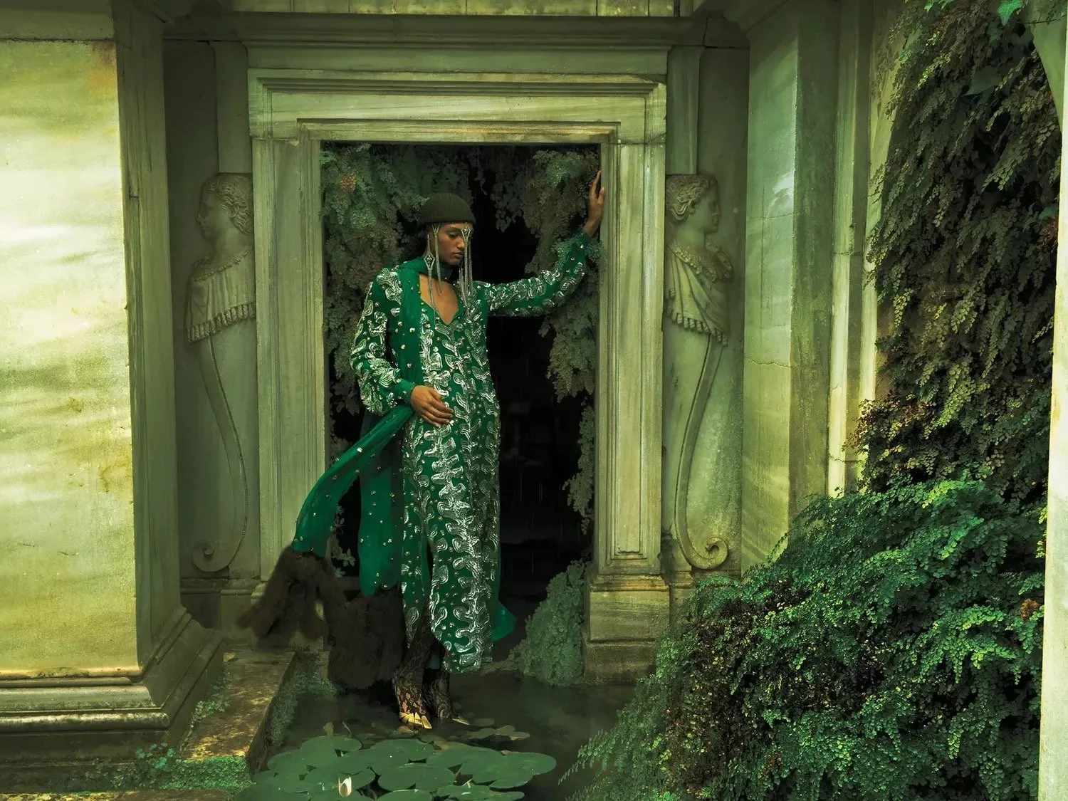 VALENTINO FOR VOGUE      PHOTOGRAPHY ANNIE LEBOVITZ            STYLING TABITHA SIMMONS                       SET DESIGN LEE FLUDE                             

