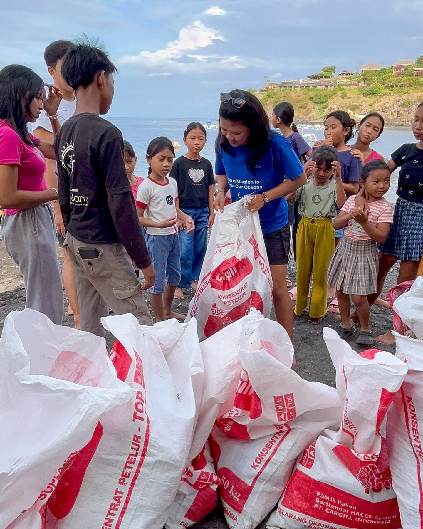 We were happy to support and host a beach clean-up at Jemeluk! 

Together with @amedcommunitycleanteam25 kids and adults, the community collected over 25 kilos of trash!

Much of it small plastics and micro waste that are so harmful to the ocean. 💙
