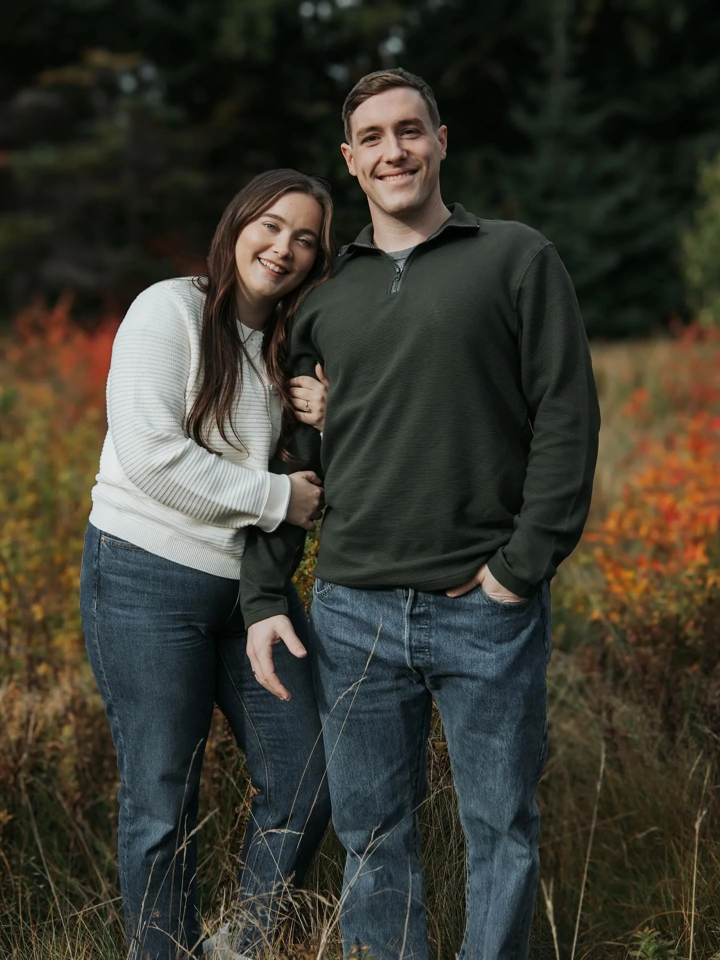 New home, fresh walls, and memories waiting to be framed. 🖼️ 
C + J wanted to capture this new chapter surrounded by fall&rsquo;s golden glow. Thank you for having me capture this new beginning for you two, I can&rsquo;t wait to see these framed on 