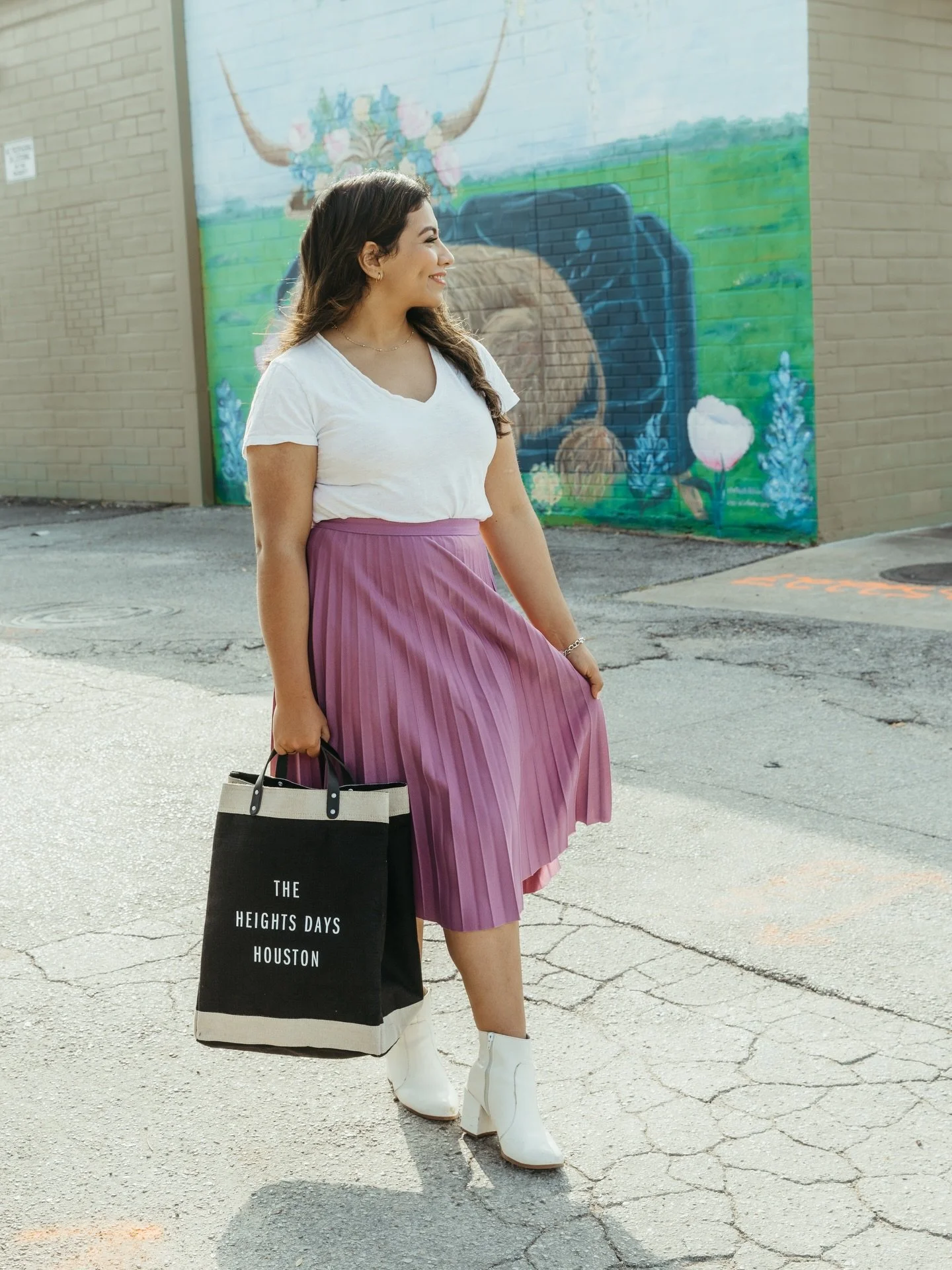 Let&rsquo;s talk about the murals in the Heights 🤍
They&rsquo;re everywhere &mdash; tucked between shops, on the side of coffee spots, hidden on quiet streets &mdash; and somehow each one adds so much personality to the neighborhood. It&rsquo;s like