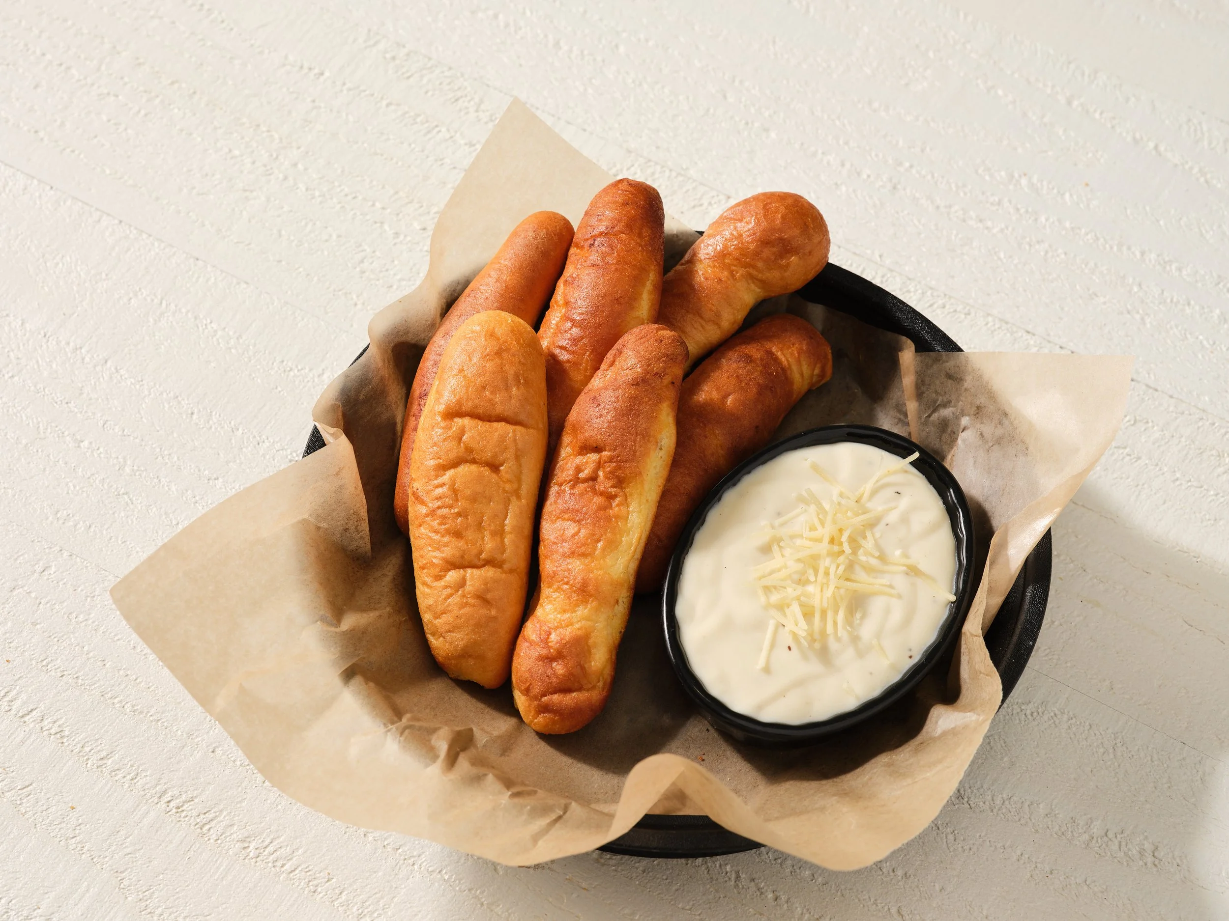 MidtownPizzeriaPub_Appetizers_BreadsticksWAlfredo_0099.jpg