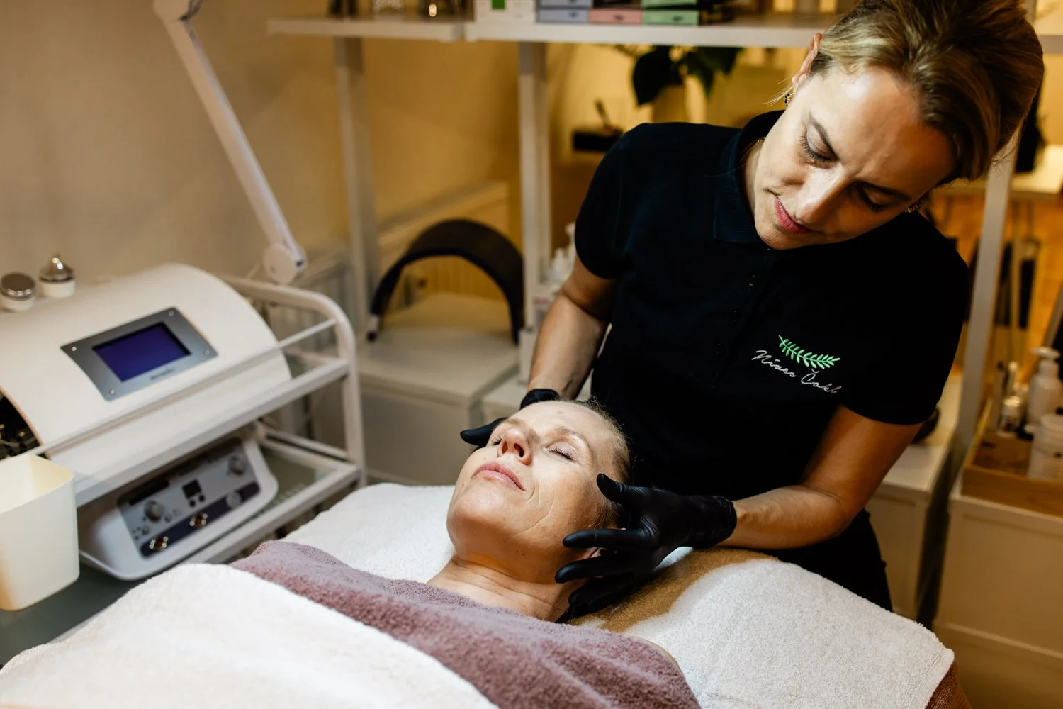 kozmeticarka z rokavicami analizira kozo