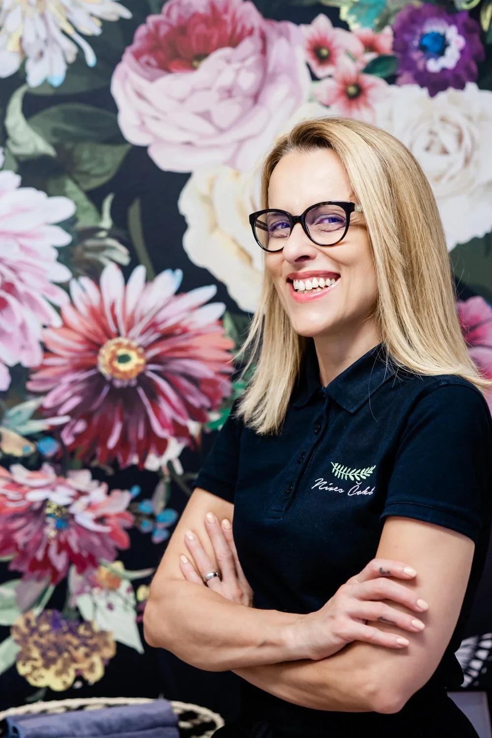 kozmeticarka v salonu pred roznato steno