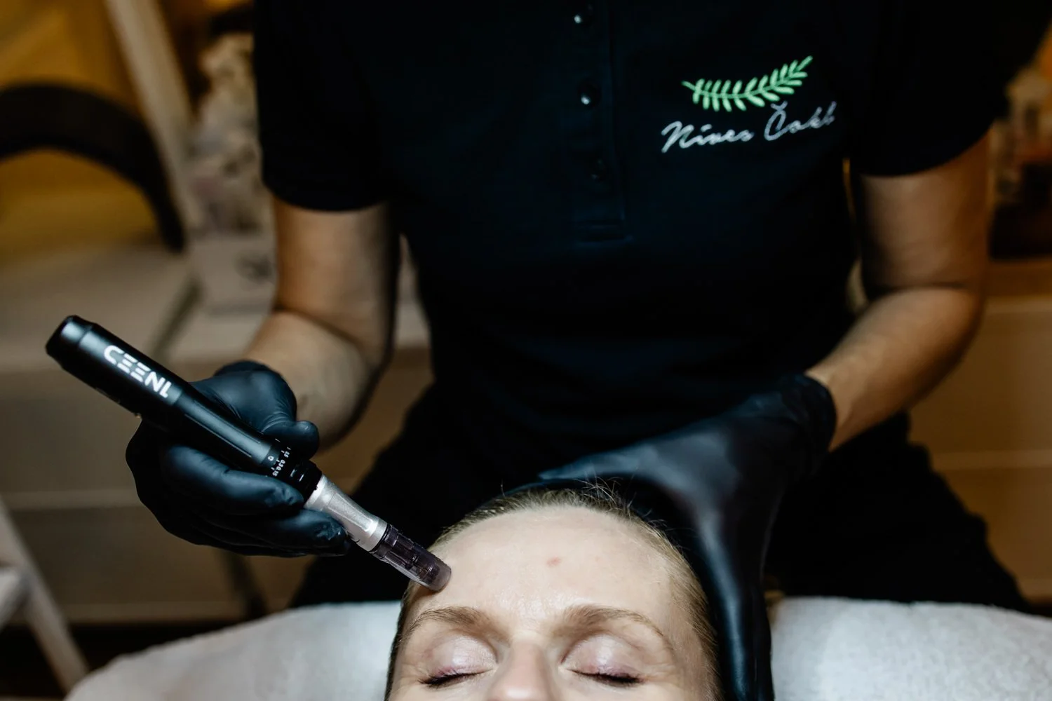 kozmeticarka z aparatom pomlajuje kozo