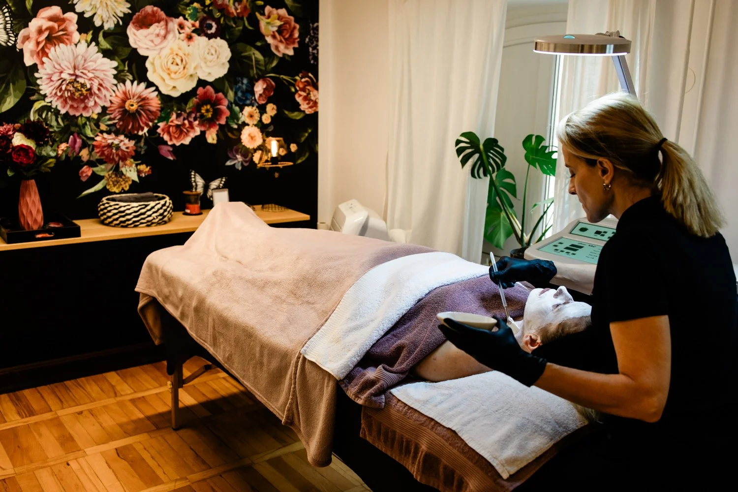 kozmeticna postelja v salonu z rozasto steno