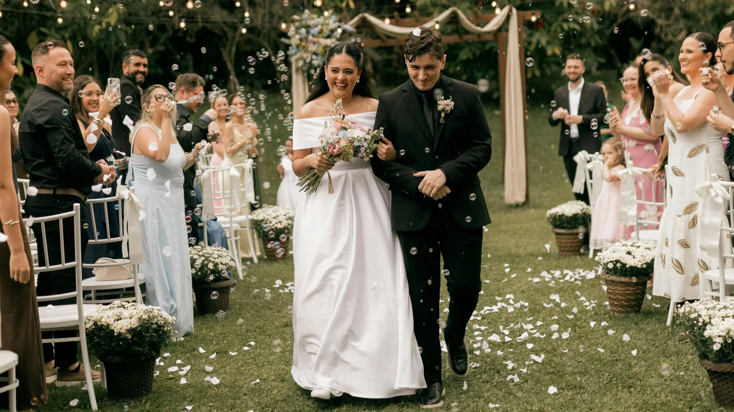 Wie ihr eure Gäste in die freie Trauung einbeziehen könnt – und warum das eure Zeremonie noch besonderer macht