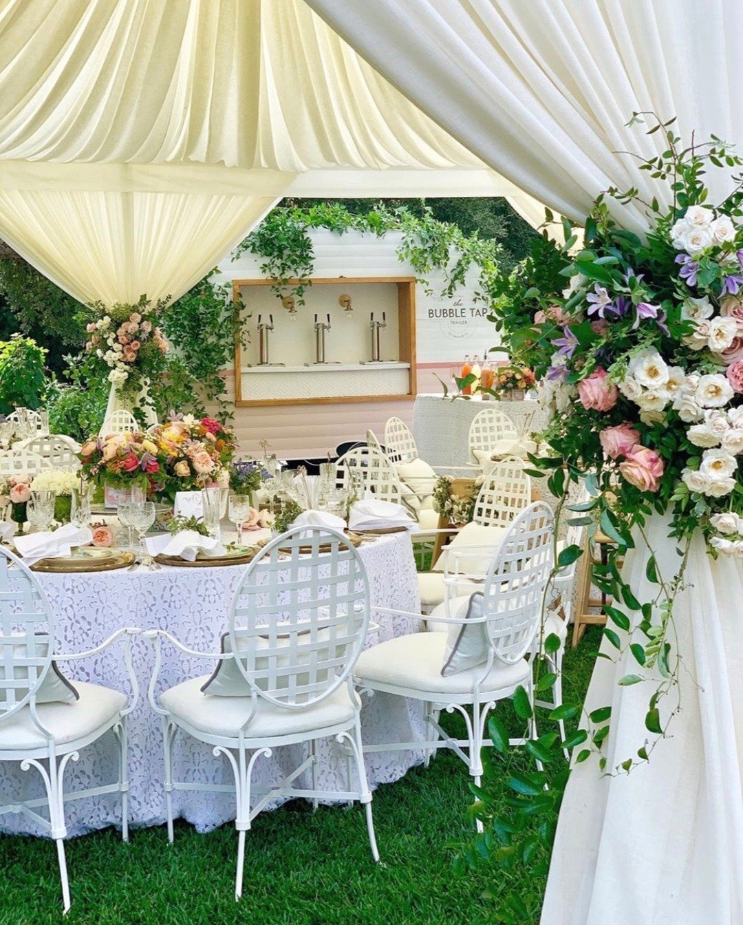 ✨ A love story with a side of bubbles. 💕🥂 When the Bubble Tap Trailer rolls into a wedding, it&rsquo;s not just a bar, it&rsquo;s a photo-worthy moment, a toast waiting to happen, and the sparkle every celebration deserves. 🚐✨ 

#mobilebubblybar #