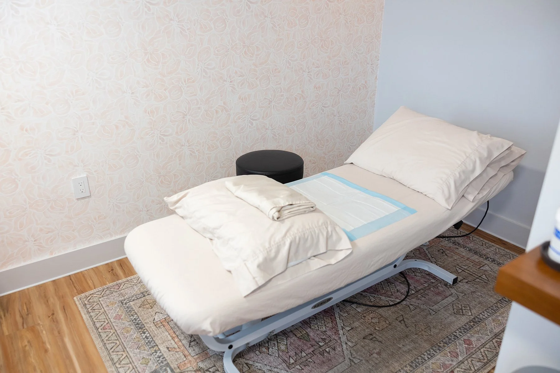Clean, modern and calming room at Terra Wellness Physical Therapy in Roslyn, New York.